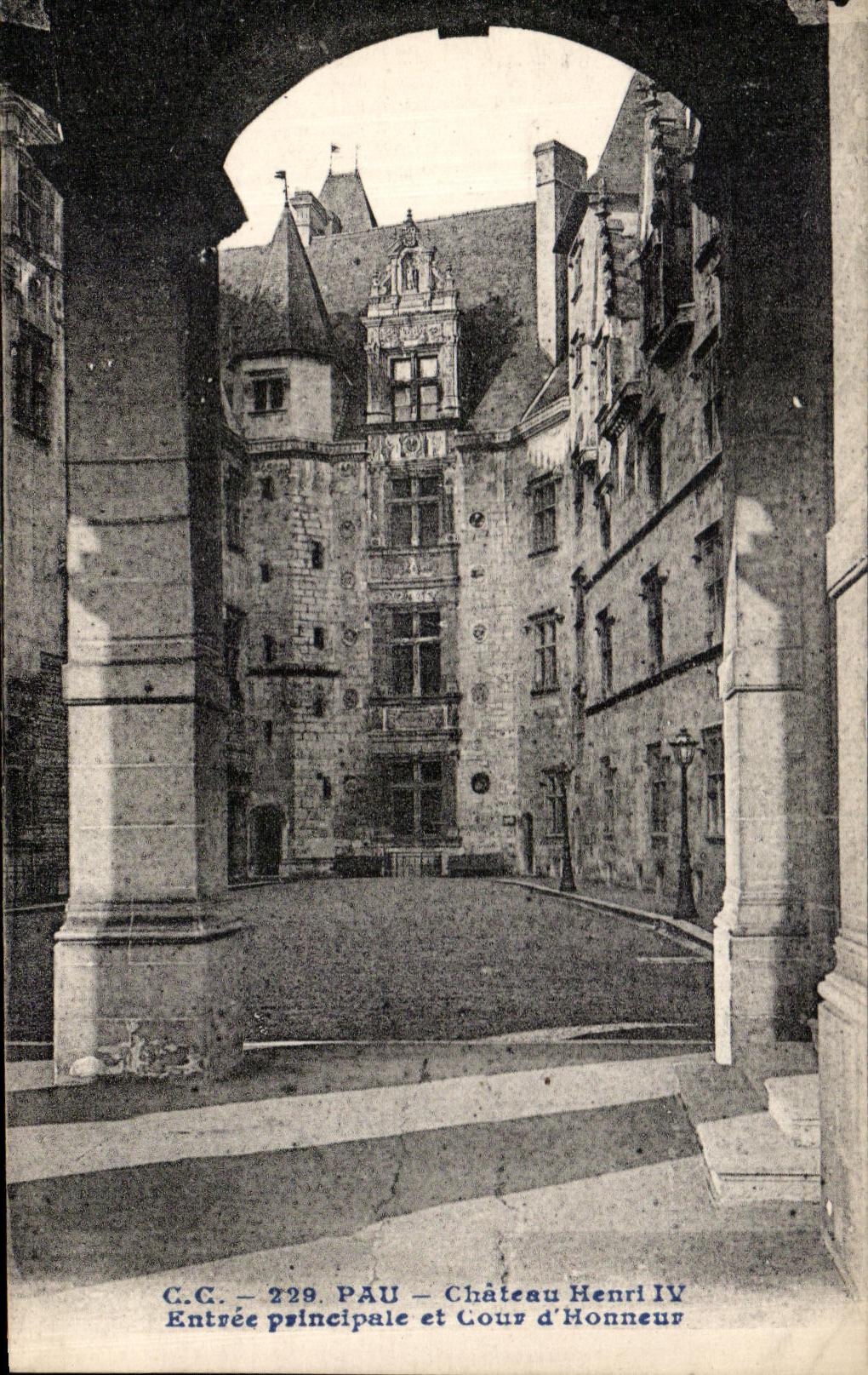 CPA Pau Chateau Henri IV Entree principale et Cour d'Honneur