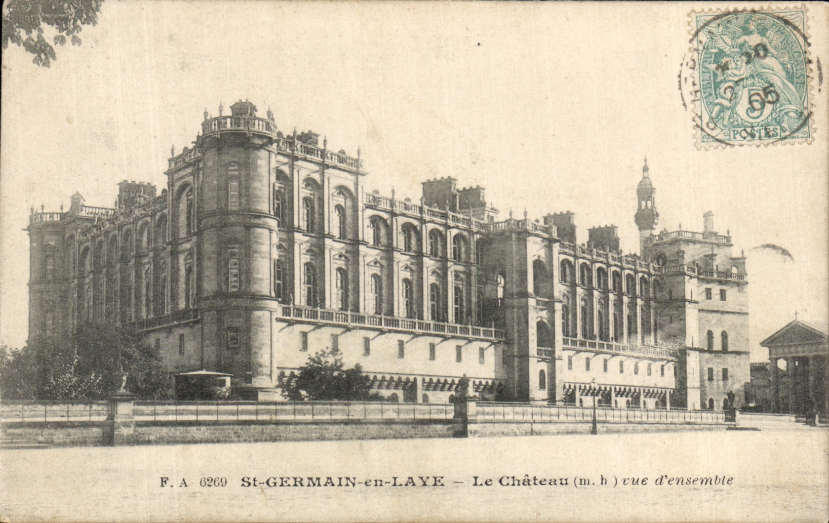 CPA St Germain en Laye Le Chateau Vue d'ensemble