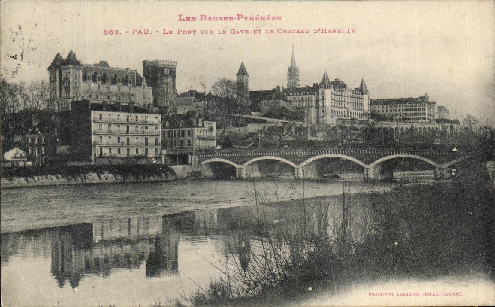 CPA Pau Le Pont sur Le Gave Et Le Chateau D'Henri IV