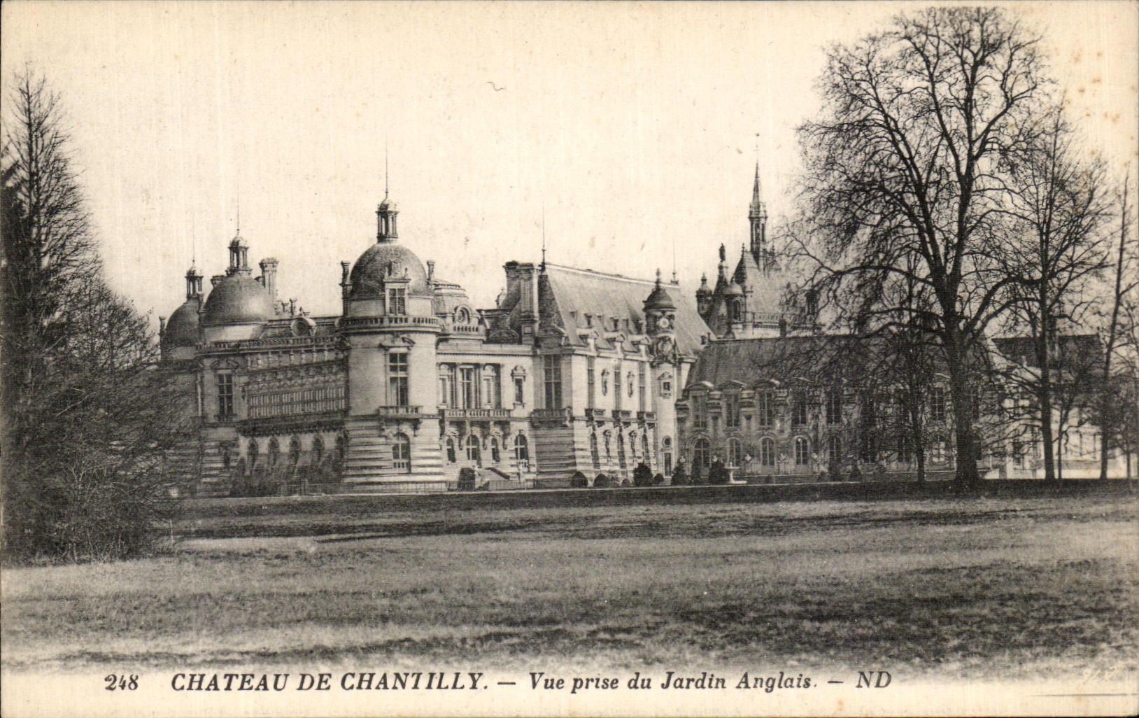 CPA Chateau De Chantilly Vue prise du Jardin Anglais