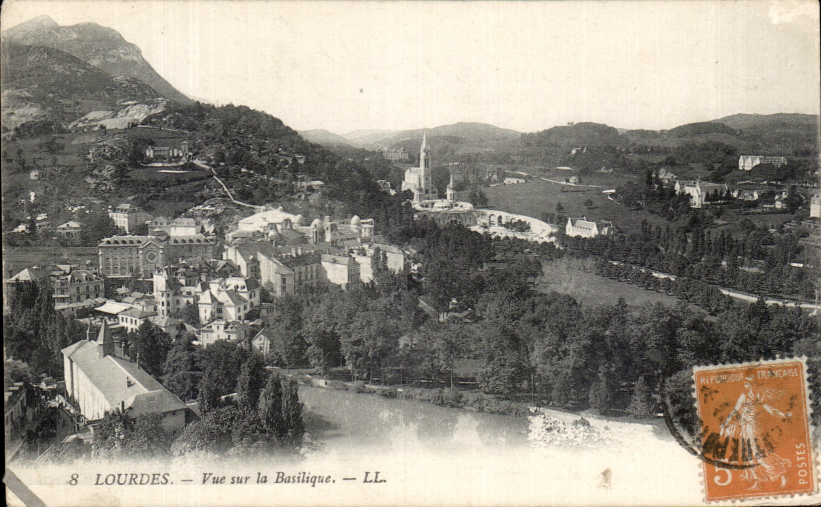 CPA Lourdes seen on the Basilica