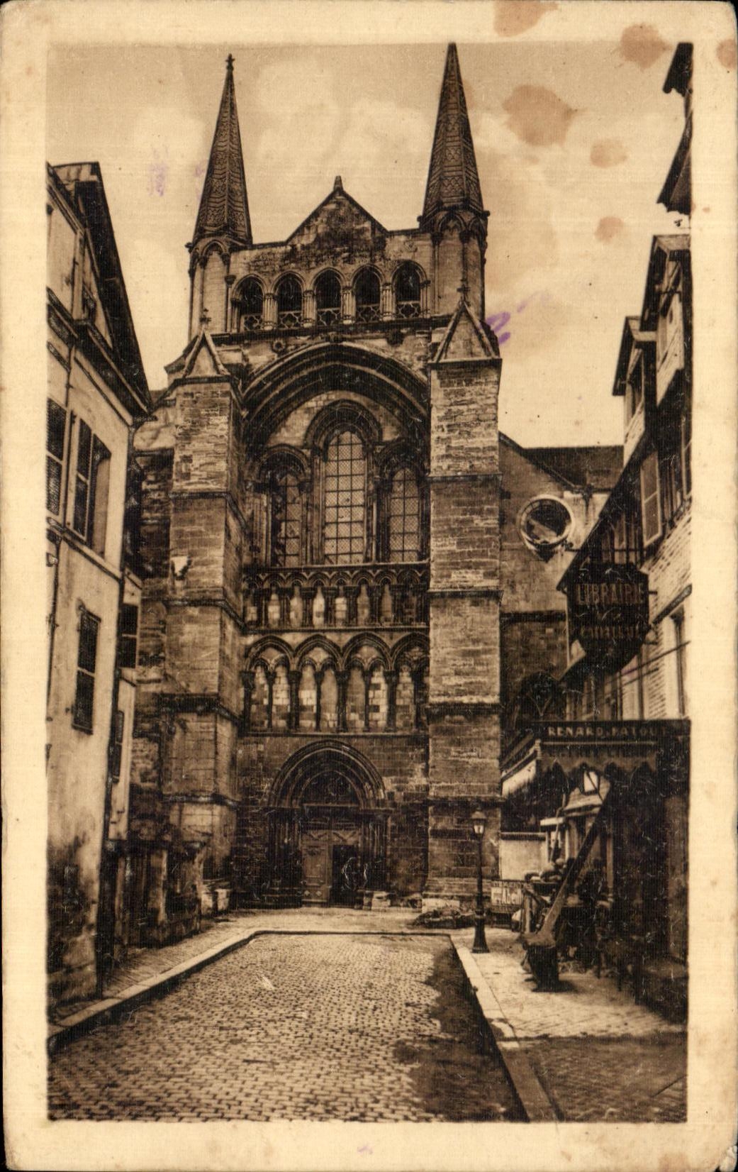 CPA Lisieux the Street of Paradise Gate of the Cathedral Saint Pierre