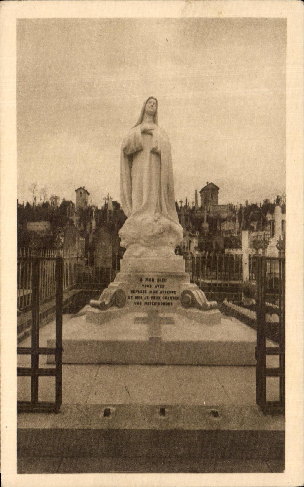 CPA Monument raised with the Cemetery of the Carmelite nuns of Lisieux to the site of last fall from Sainte Therese Lisieux