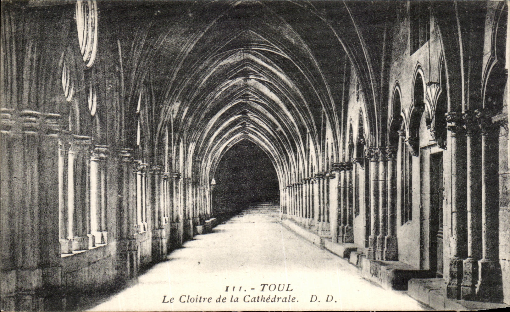 CPA Toul el claustro de la catedral