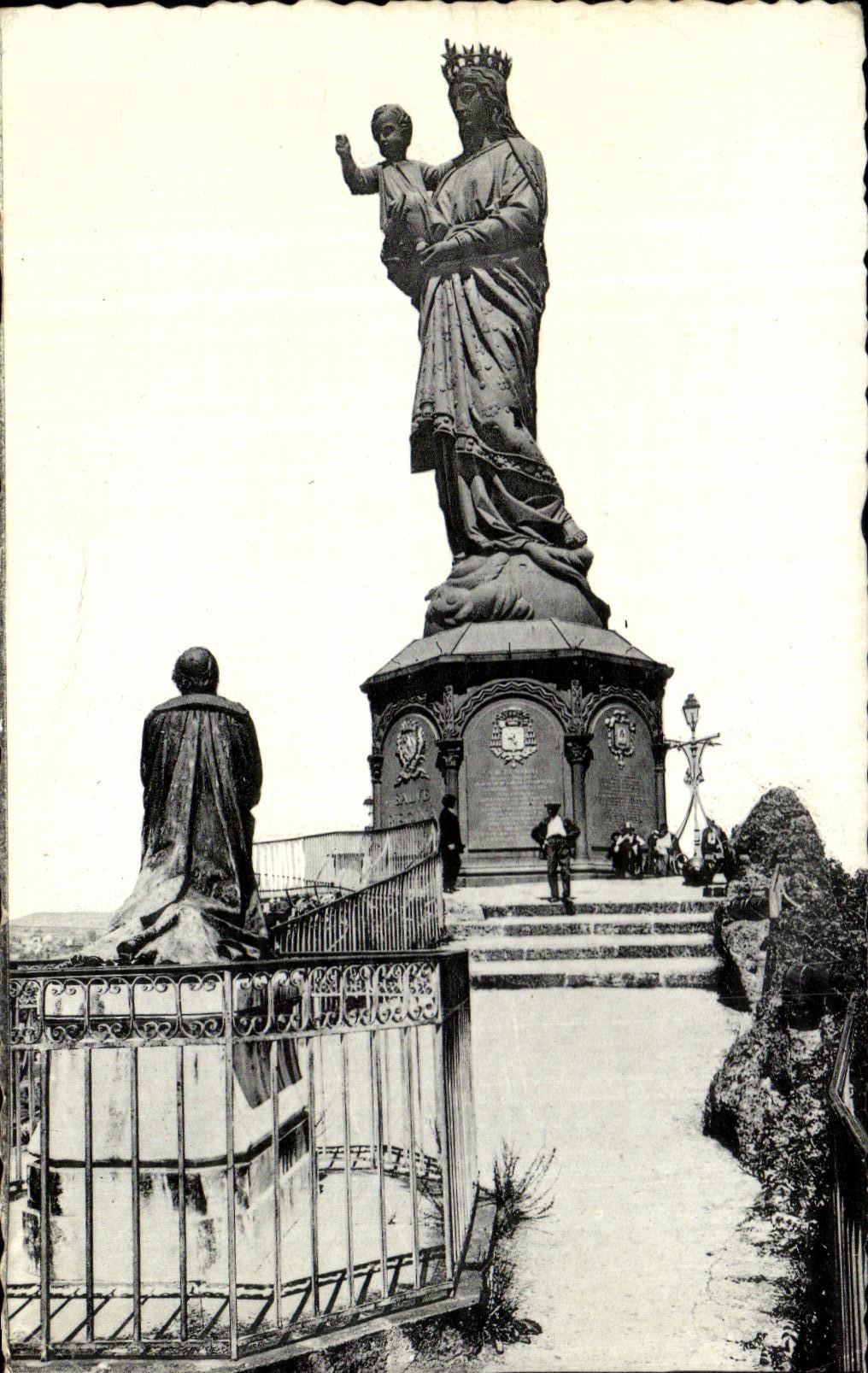 CPA Le Puy Statue de Notre Dame de France et statue de Mgr Morlhon