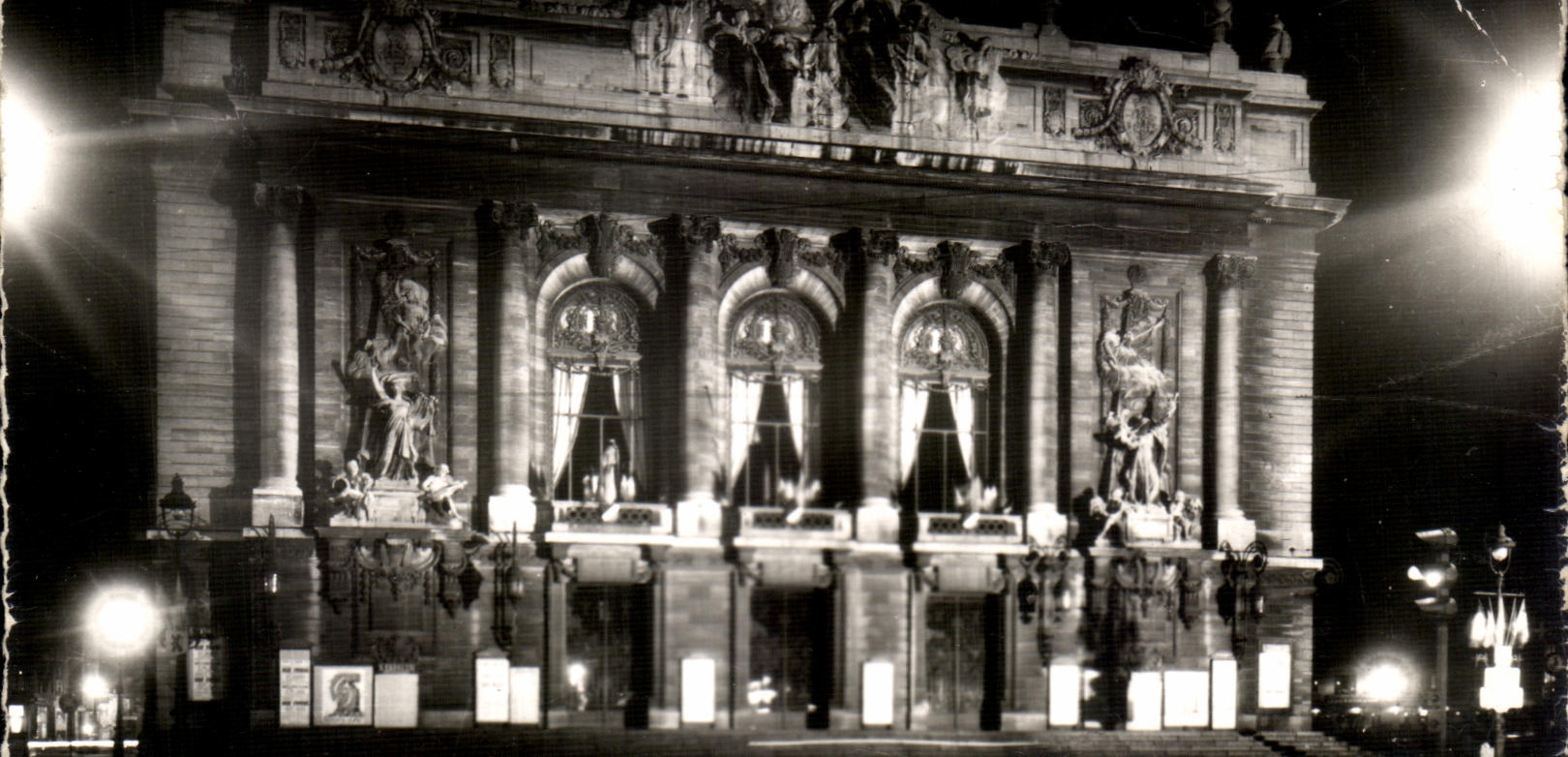 CPA Lille the Large theater illuminates