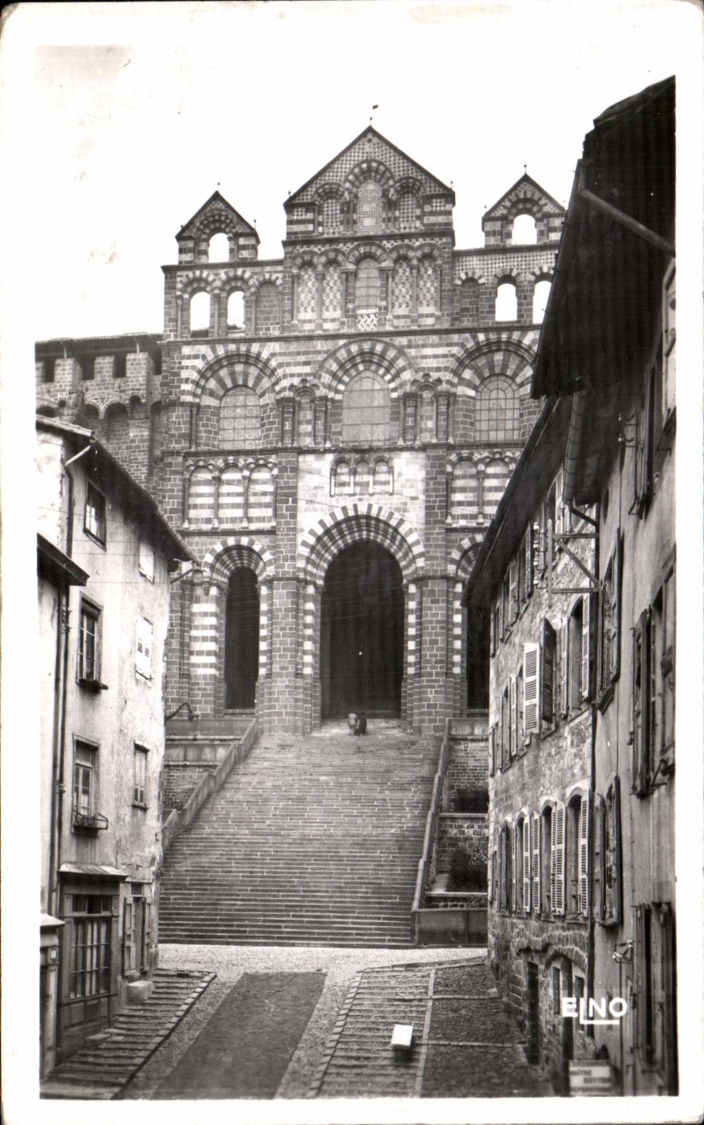 CPA Le Puy Montee De La Cathedrale A Laquelle On Accede Par Un Grand Escalier 
