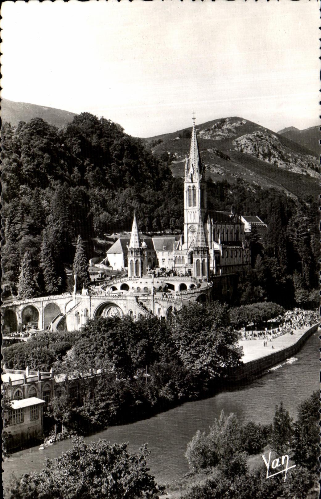 CPA Lourdes the Basilica And Gave