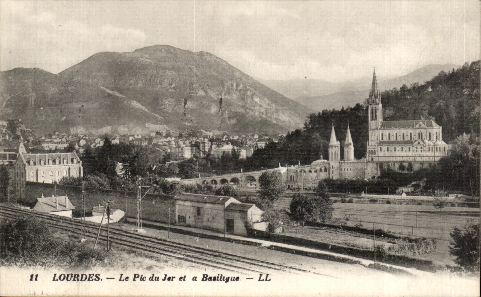 CPA Lourdes the Peak of Jer and the Basilica