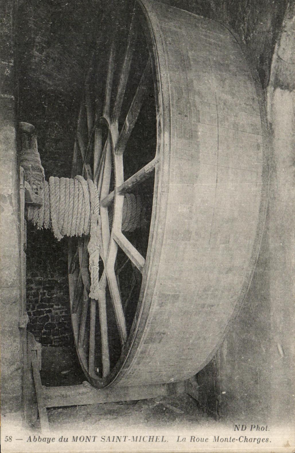 CPA Abbaye of Mont Saint Michel the Wheel Assembles Loads