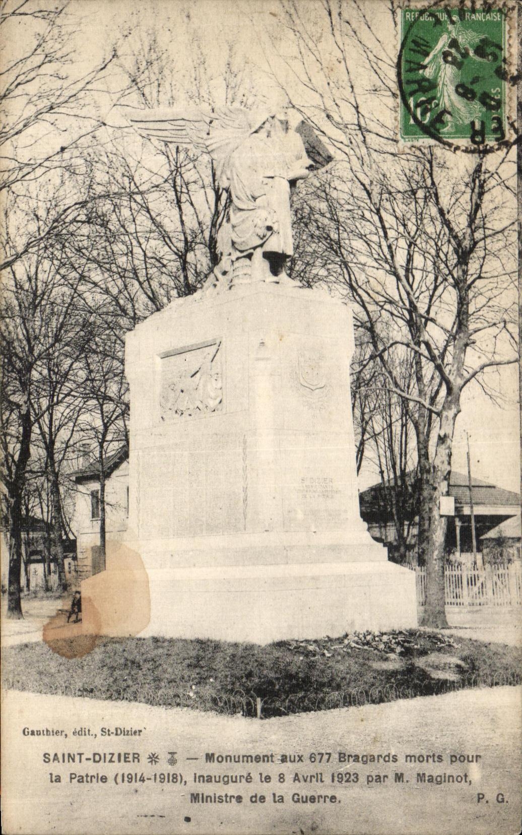 CPA Saint Dizier Monument in Bragards Died For the Militaria fatherland