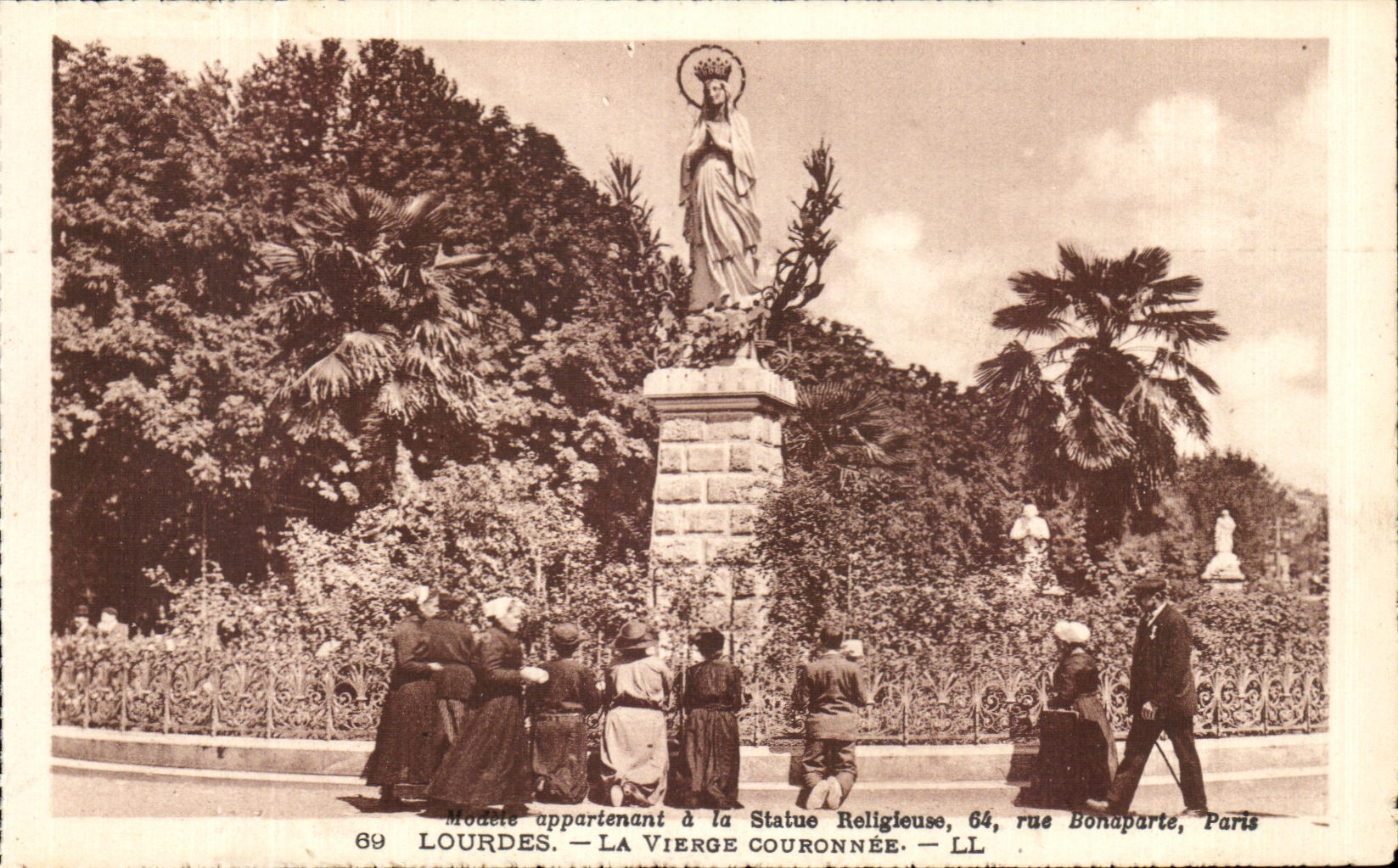 CPA Lourdes the Couronnee Virgin