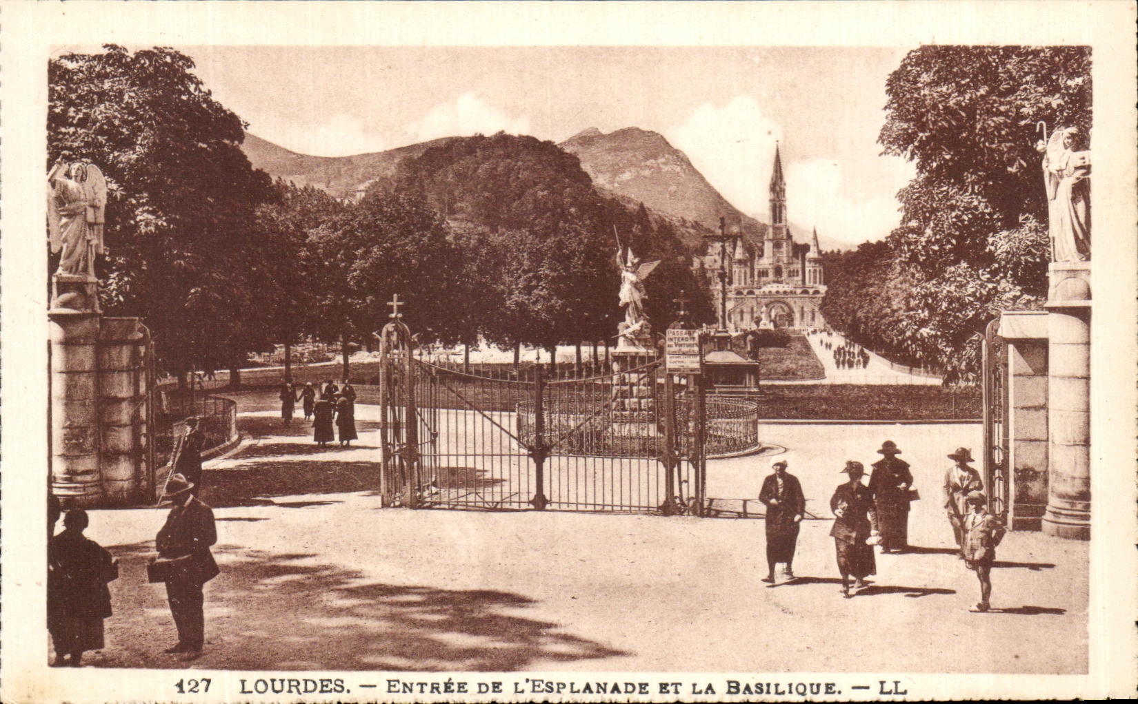 CPA Lourdes Entrance Of the Esplanade And the Basilica