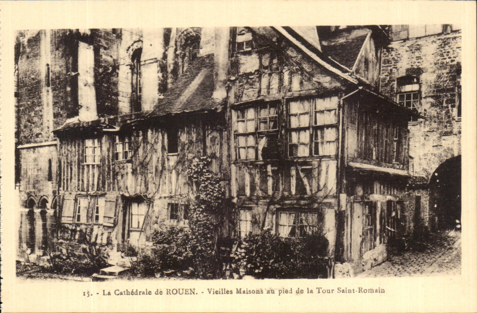 CPA the Cathedral of Rouen Old women Houses to the foot of the Tower Saint Romain