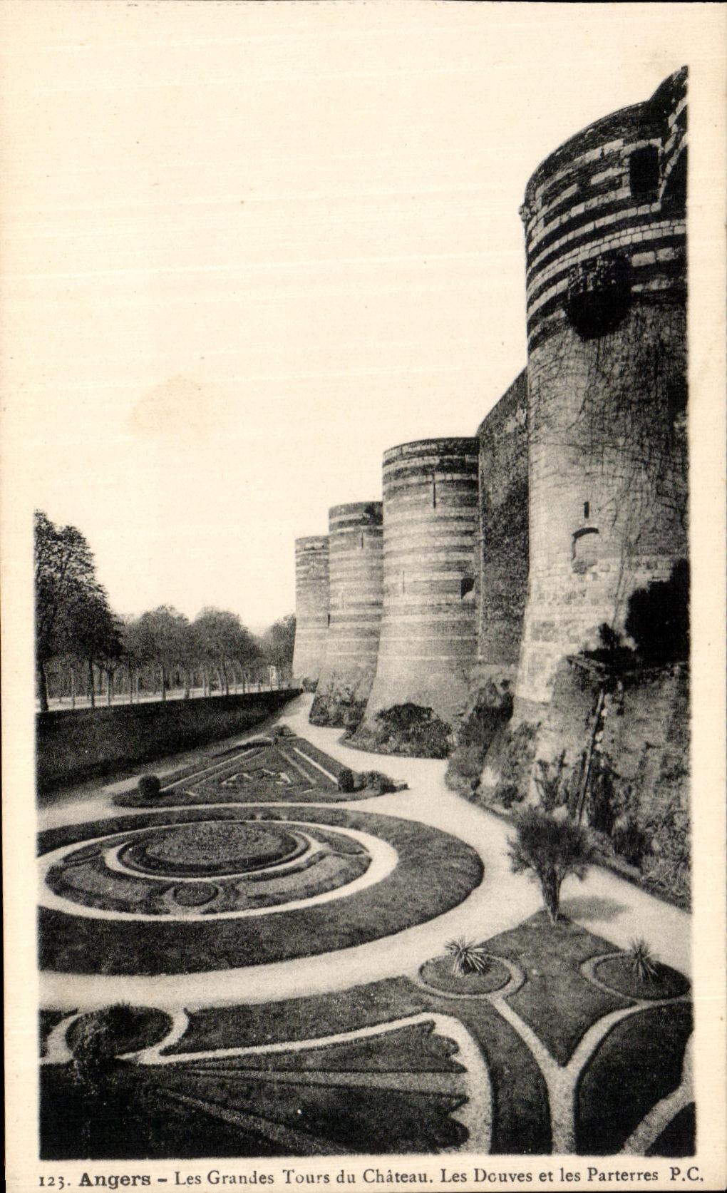 CPA Angers the Large ones Tours Of the Castle Ditches And Floors