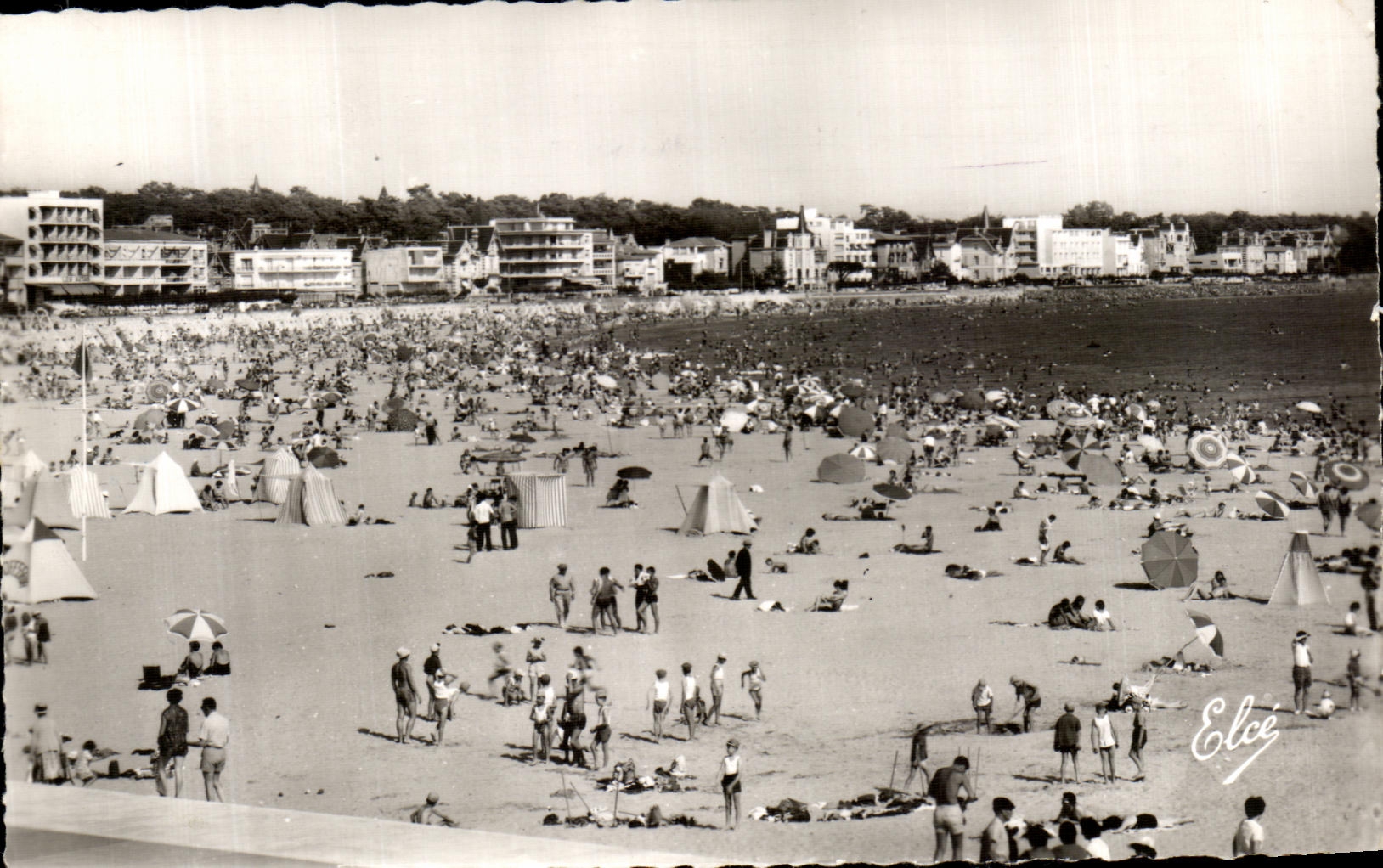 CPSM Royan una esquina de la playa