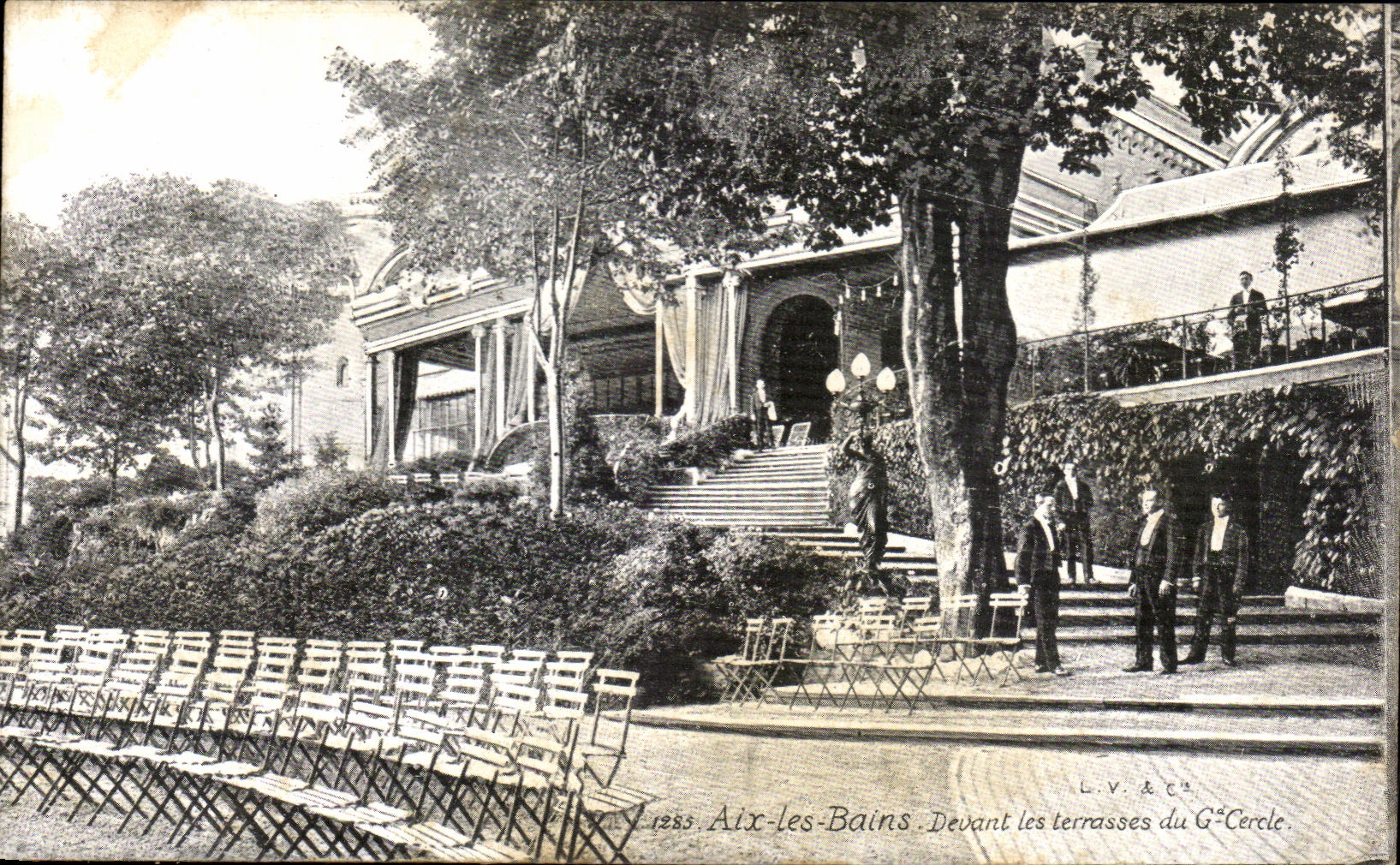 CPA Aix Les Bains In front of the Terraces of the Large circle