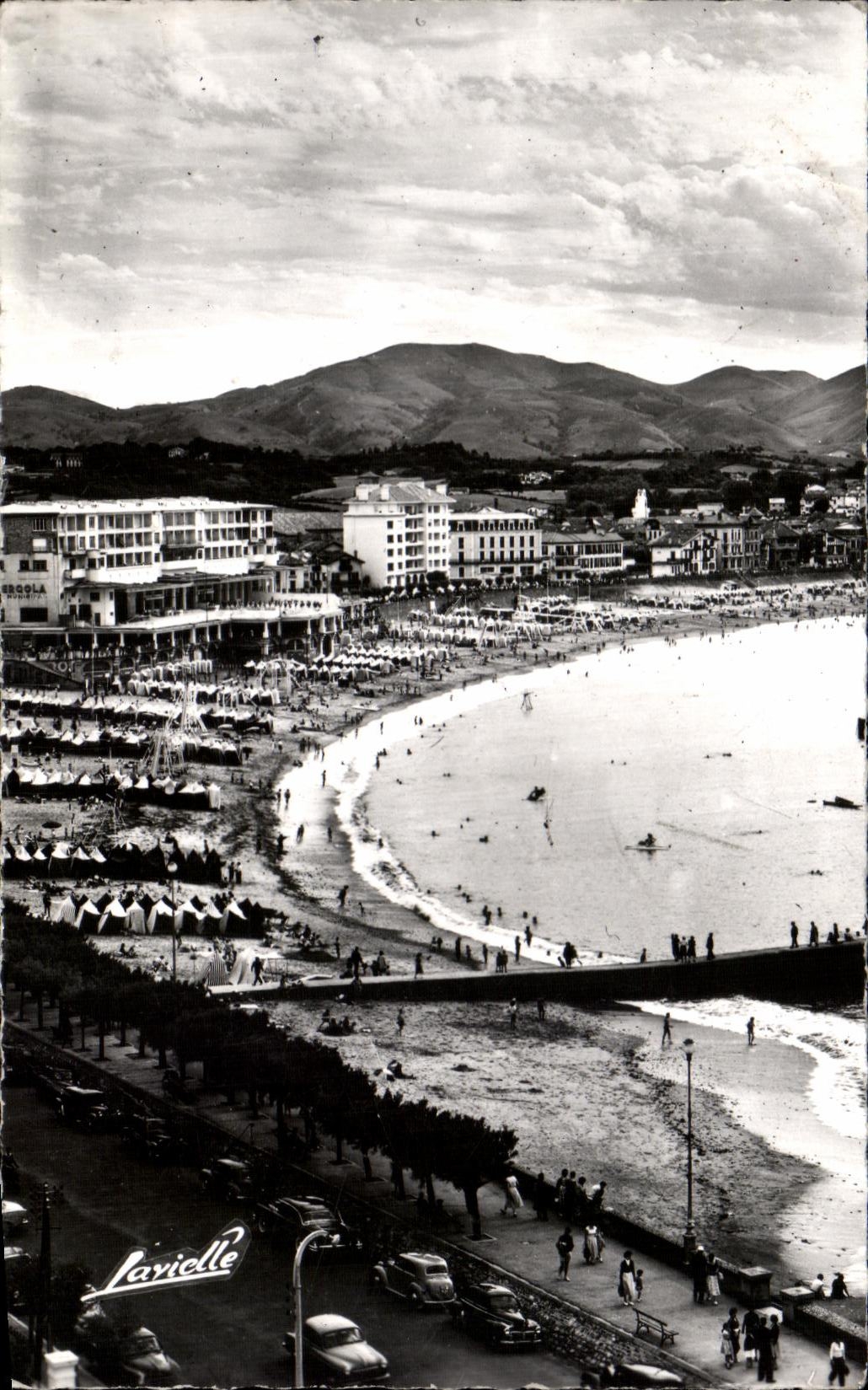 CPA Saint Jean De Luz La Plage le Casino au Fonds la Chaine des Pyrenees