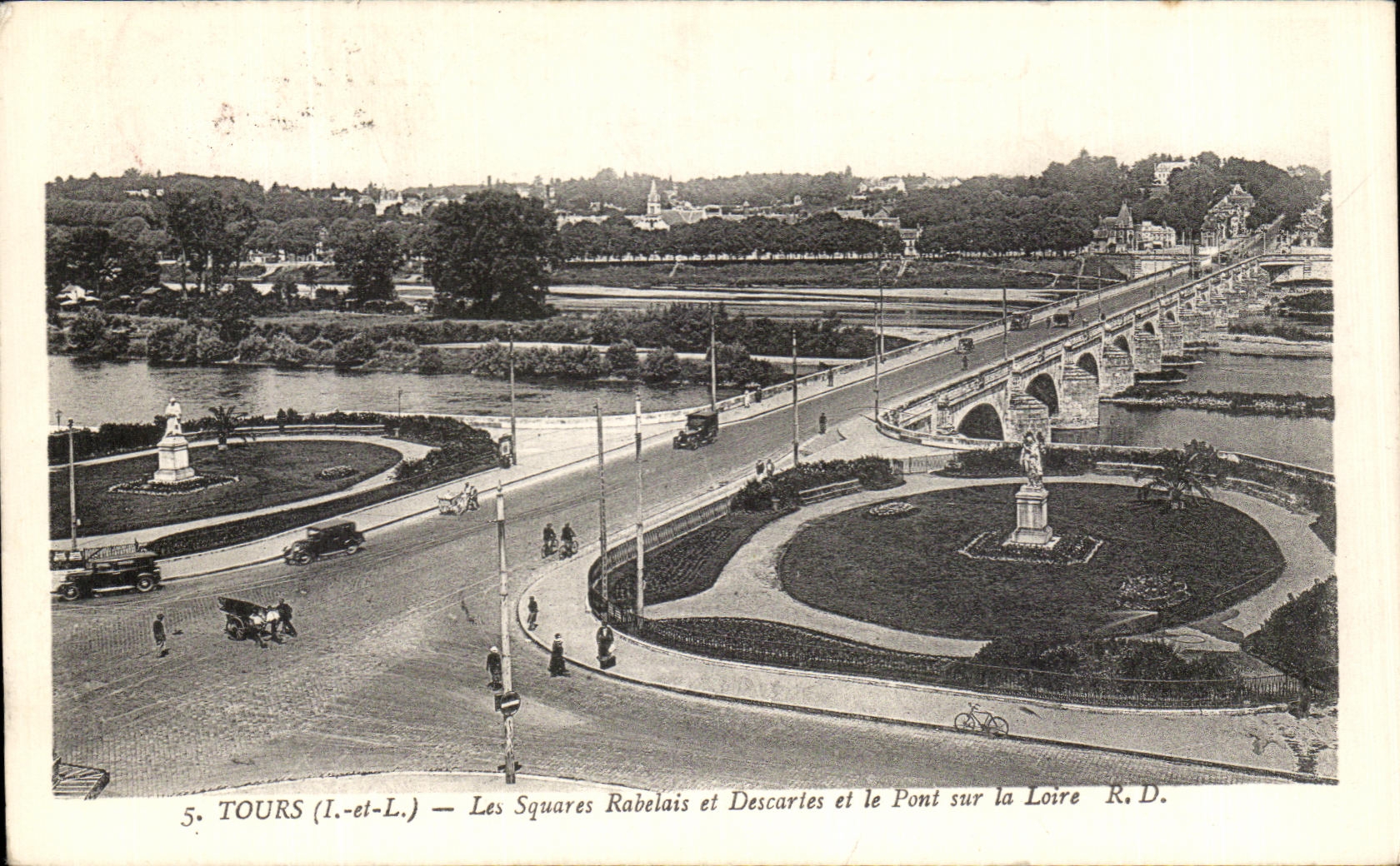 CPA Tours Les Squares Rabelais Et Descartes et le Pont Sur la Loire