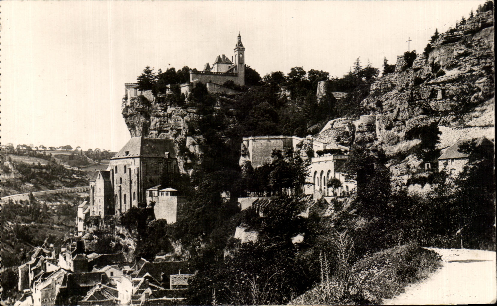 CPA Rocamadour Vue Generale Et Le Bruit Des Ave Resonne