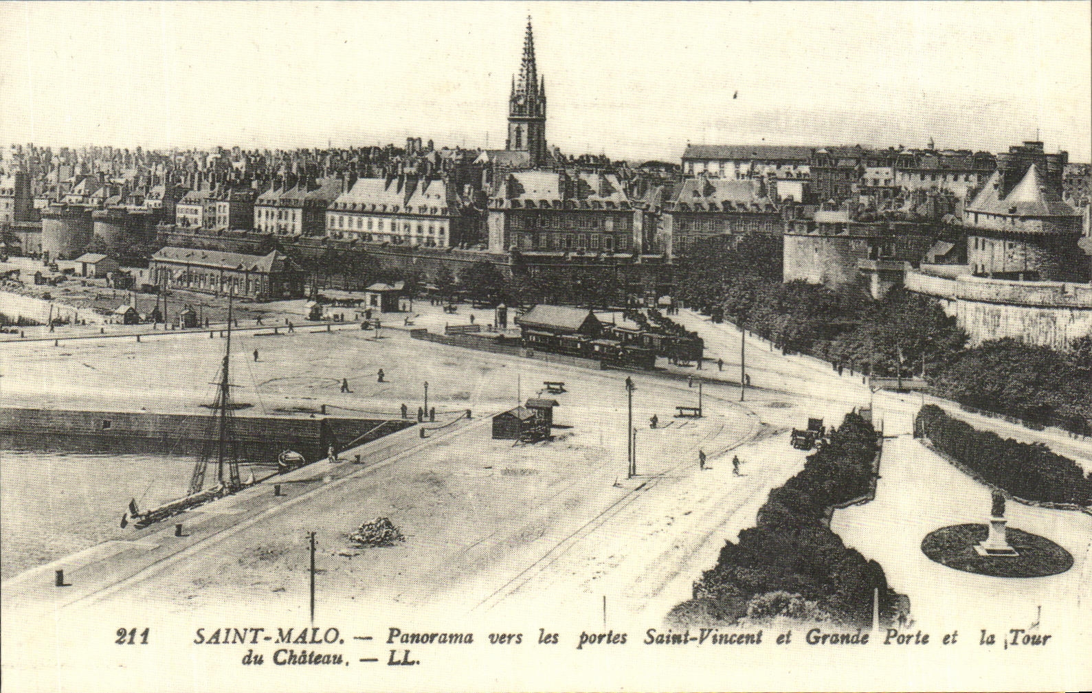Panorama de Malo del santo de REPRO hacia el santo Vincent de las puertas y grande puerta y la torre del castillo