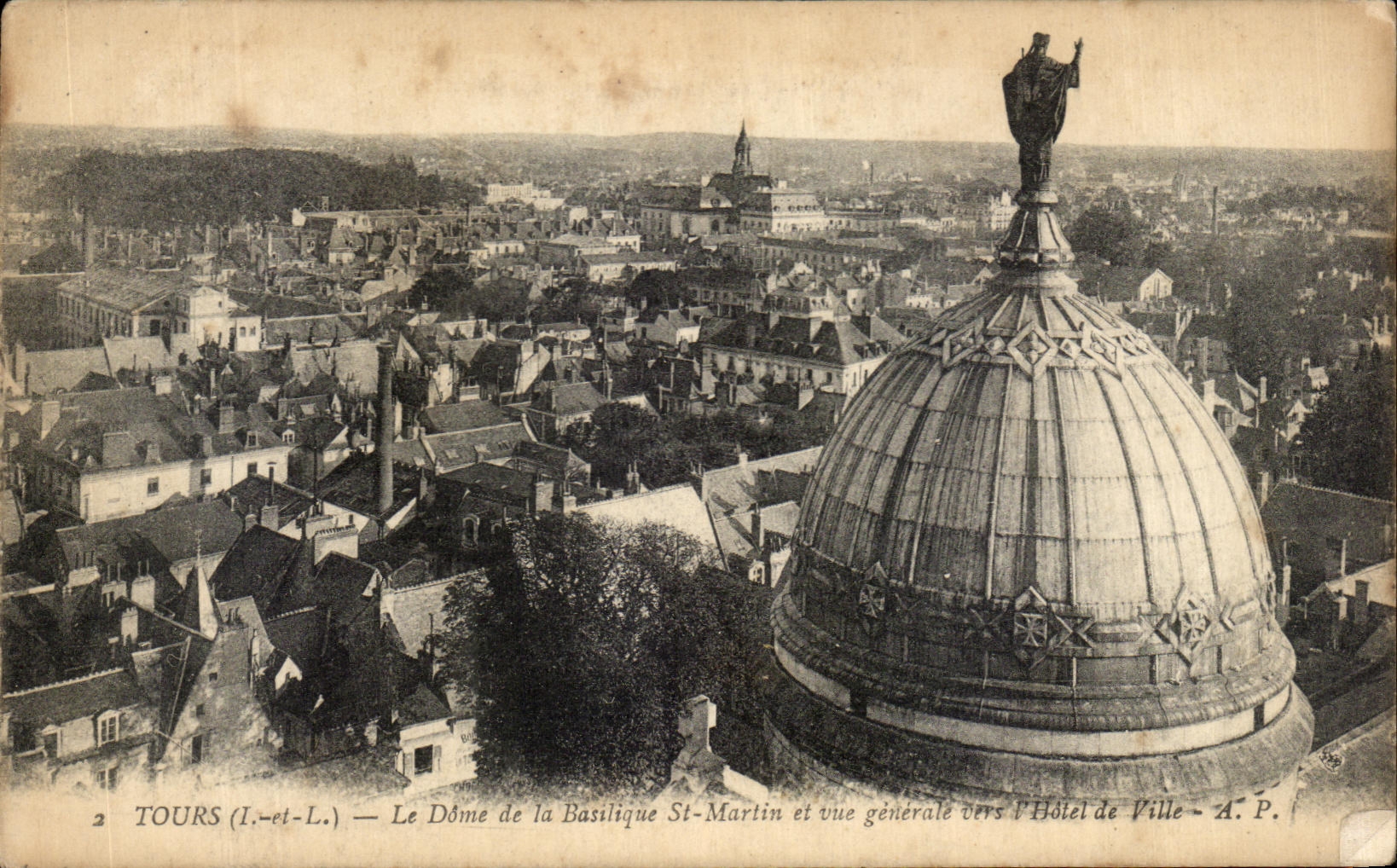 CPA Tours Le Dome de la Basilique St Martin et vue generale vers I'Hotel de ville