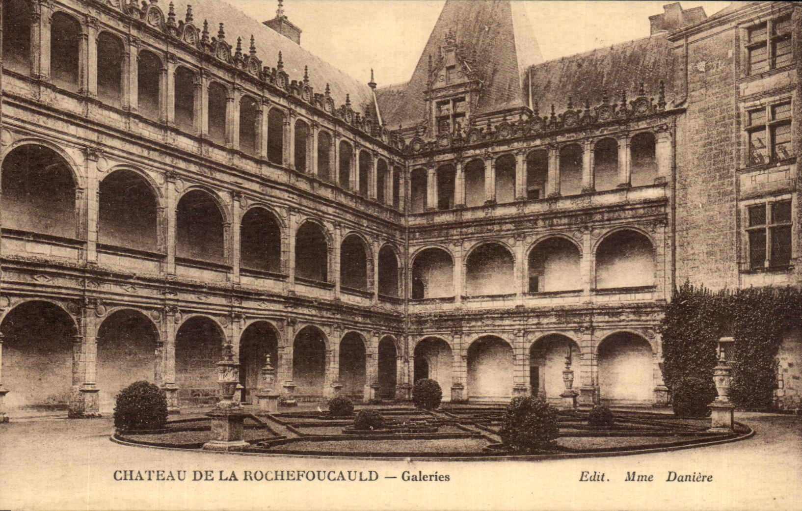 CPA Chateau de La Rochefoucauld Galeries