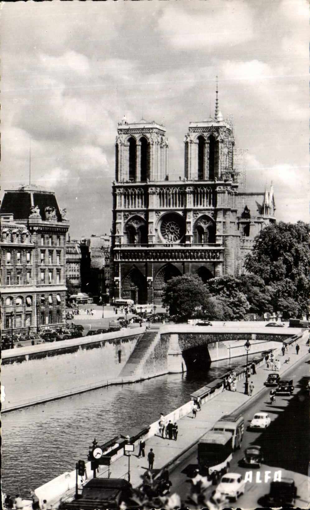 CPA Paris Notre Dame and the Quay of Montebello