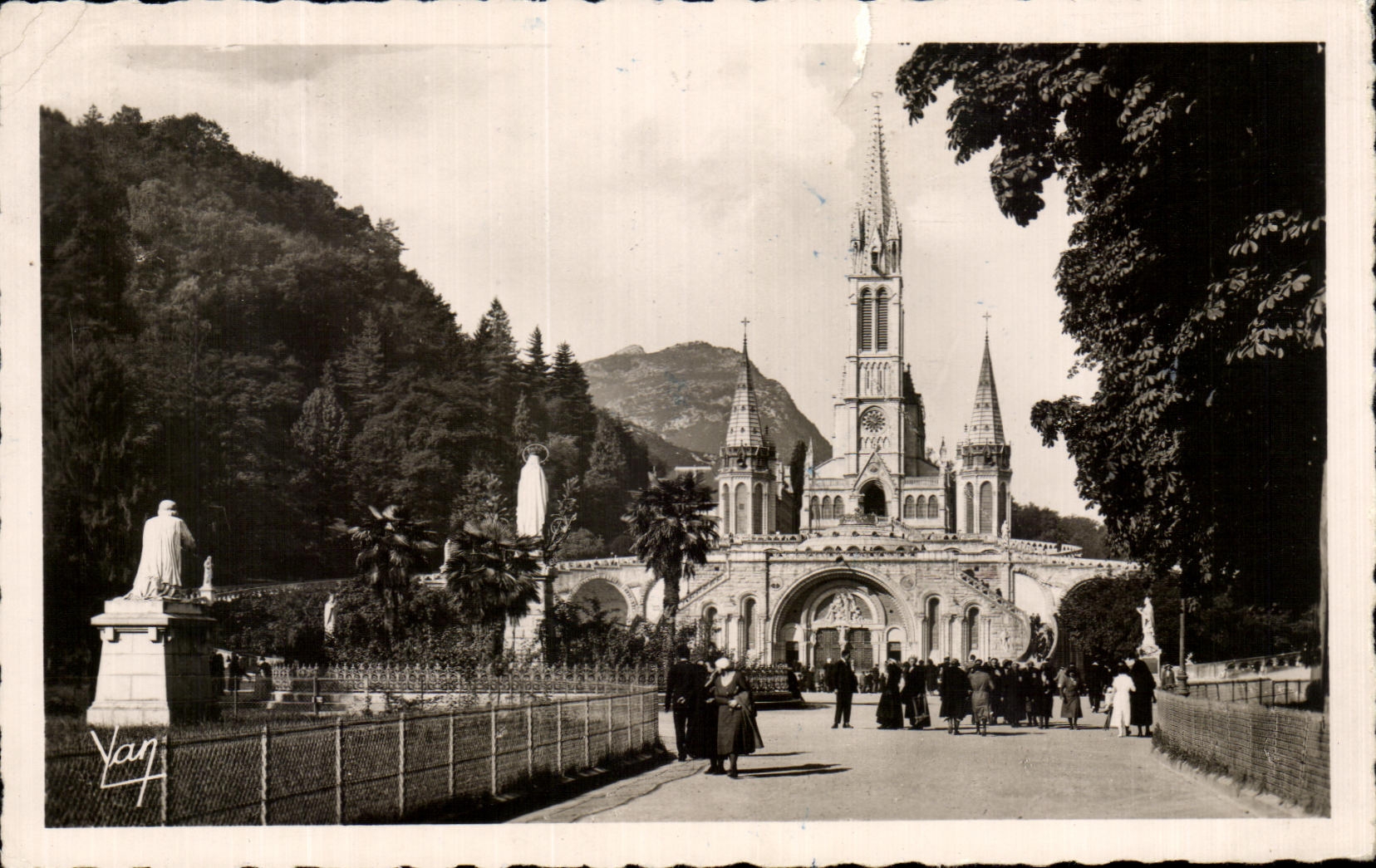 CPA Lourdes the Basilica and the Virgin couronnee