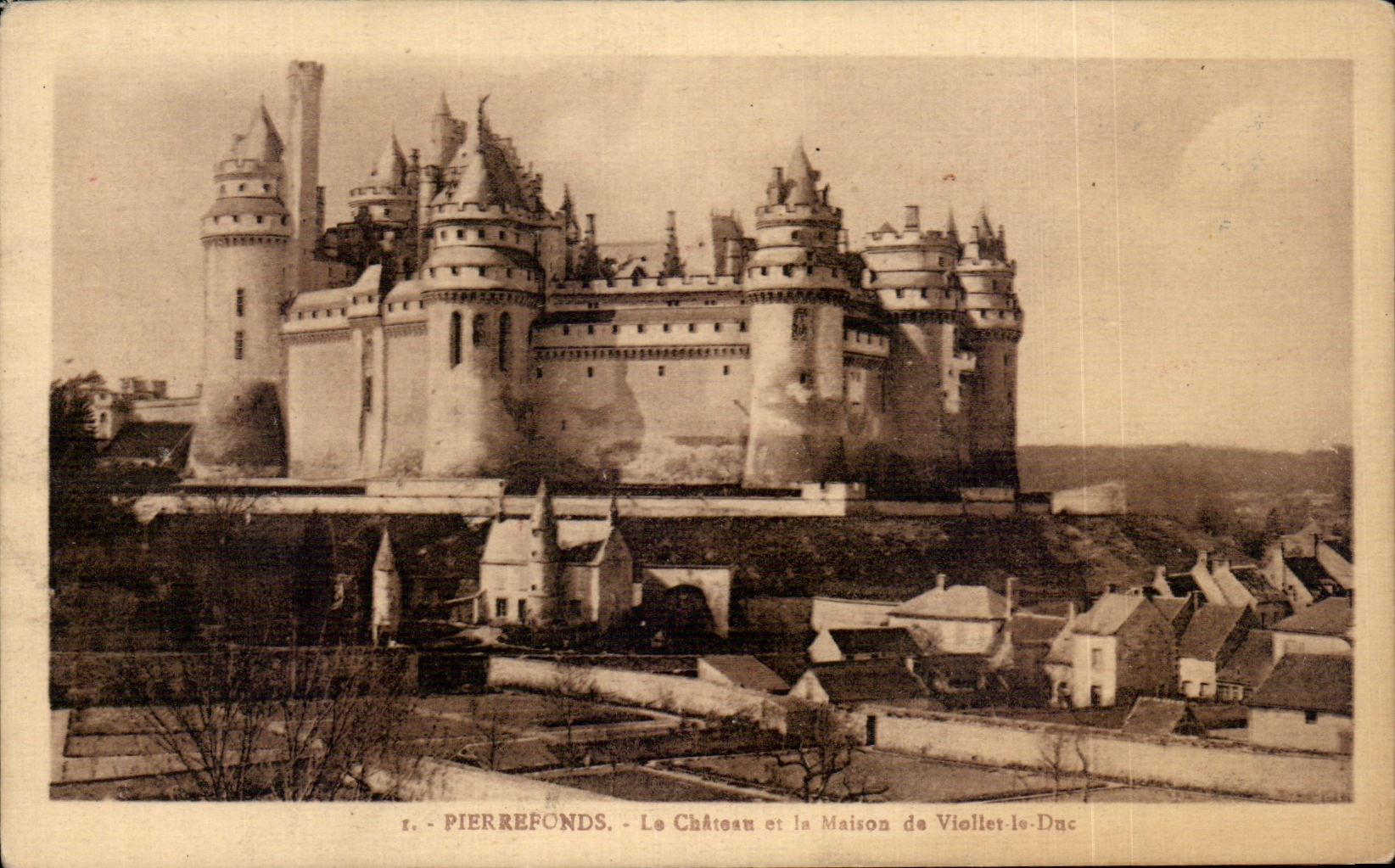CPA Pierrefonds Le Chateau et la maison de Viollet le Duc