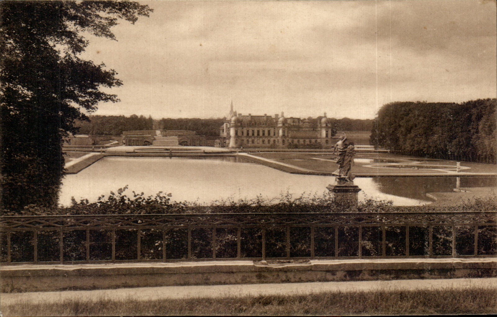 CPA Chantilly Le Chateau Vue Generale prise du Saut du Loup