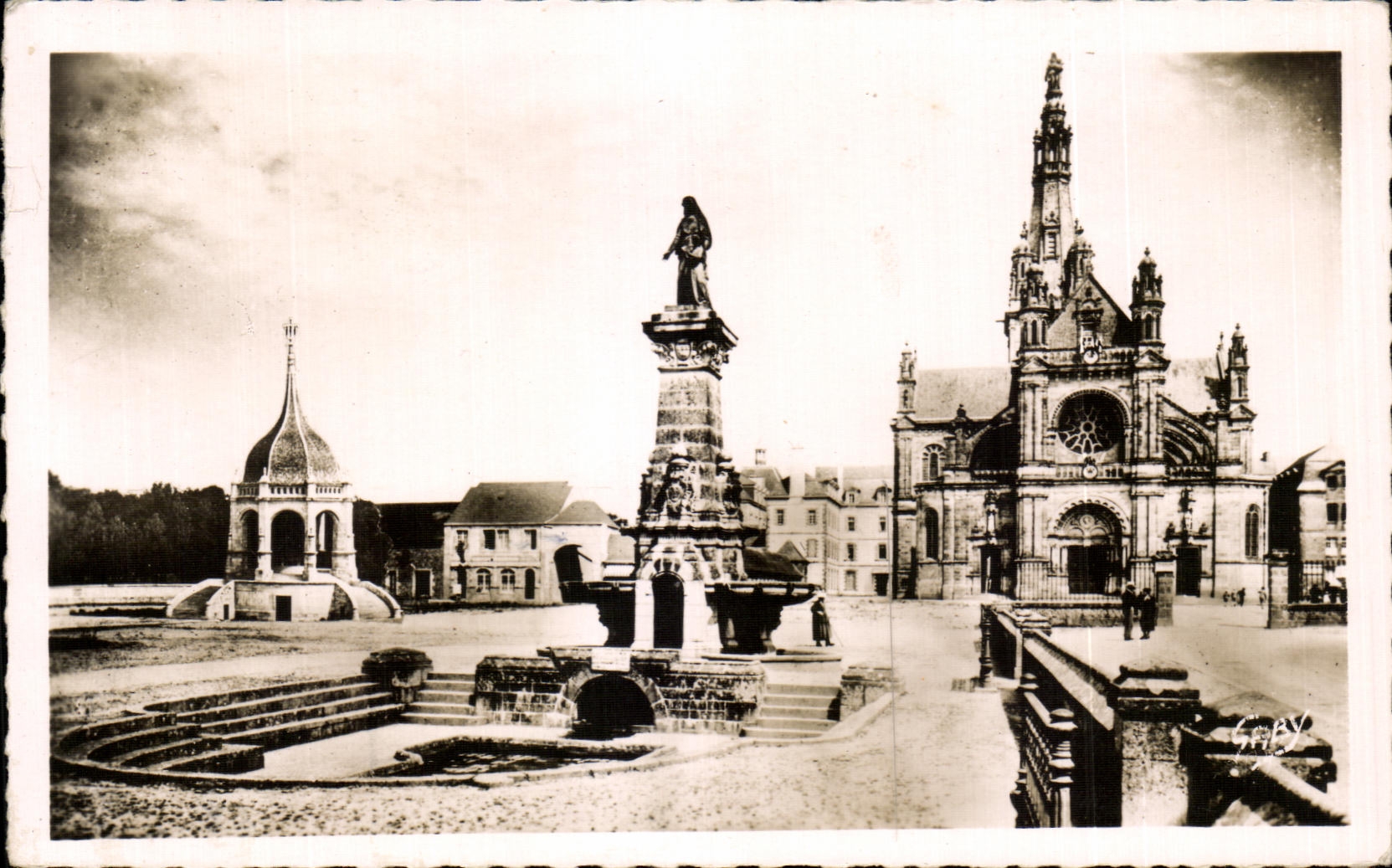 CPA Saint Anne D' Auray Monument From left to right Monument raised with the memory of Breton Dead For the Fatherland