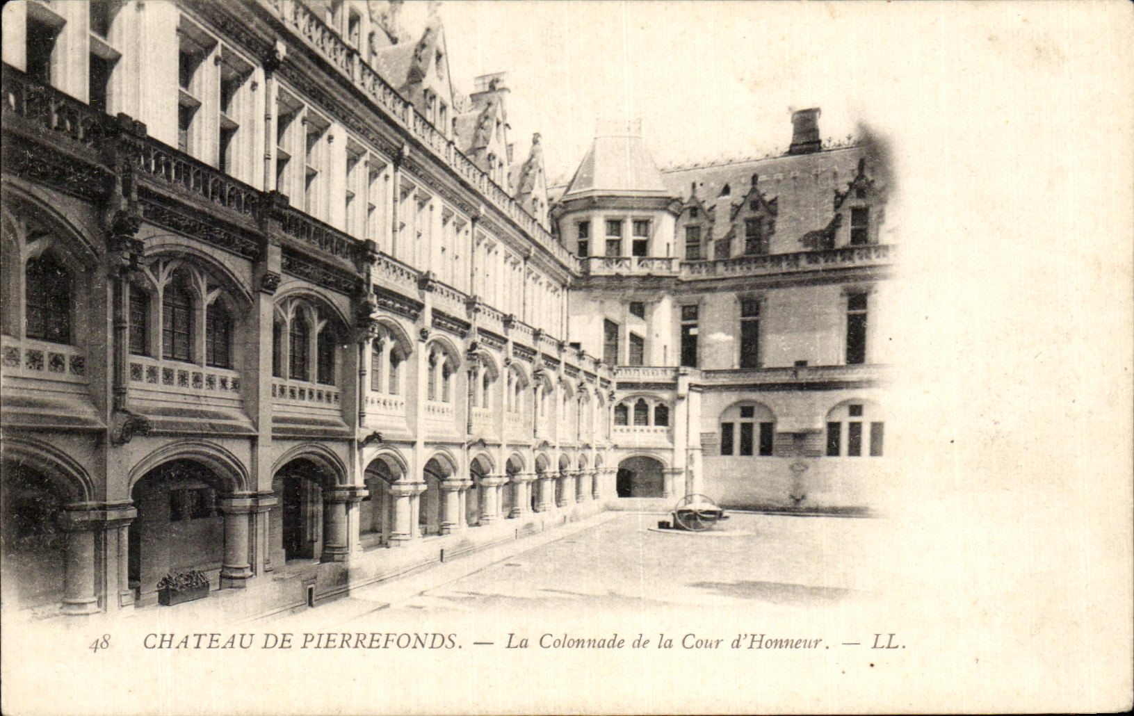 CPA Chateau De Pierrefonds La Colonnade de la Cour d'Honneur