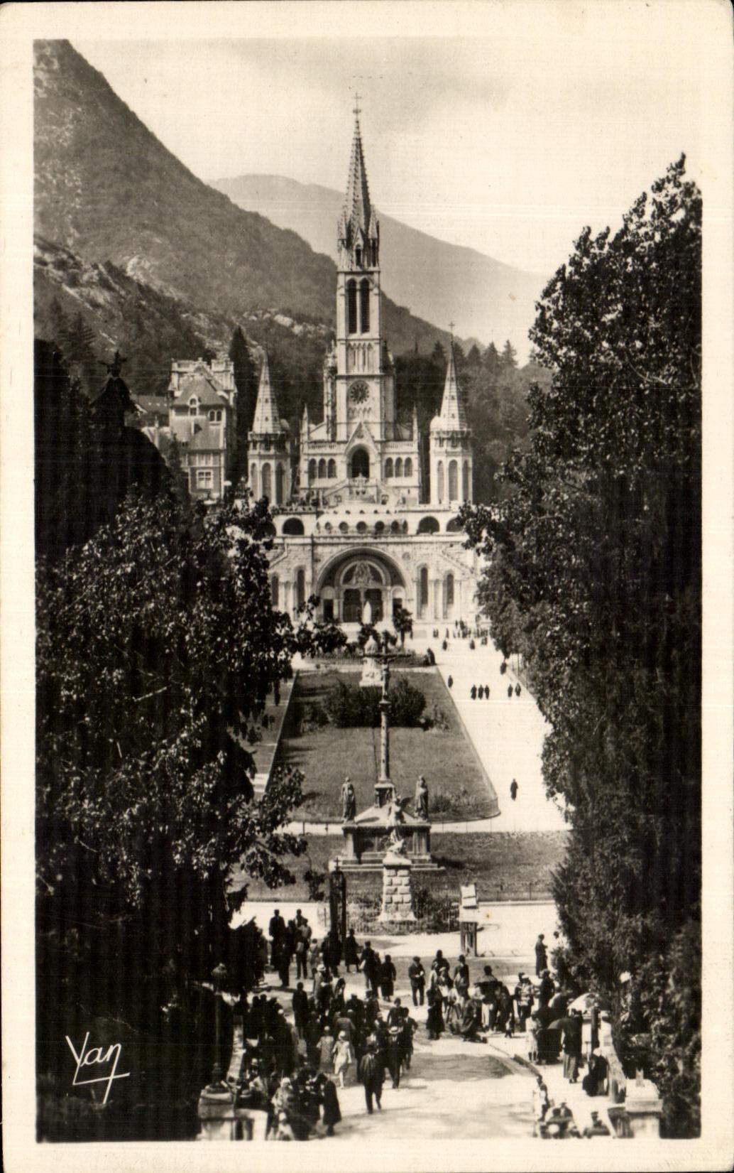 CPA Lourdes the Basilica and I' Esplanade