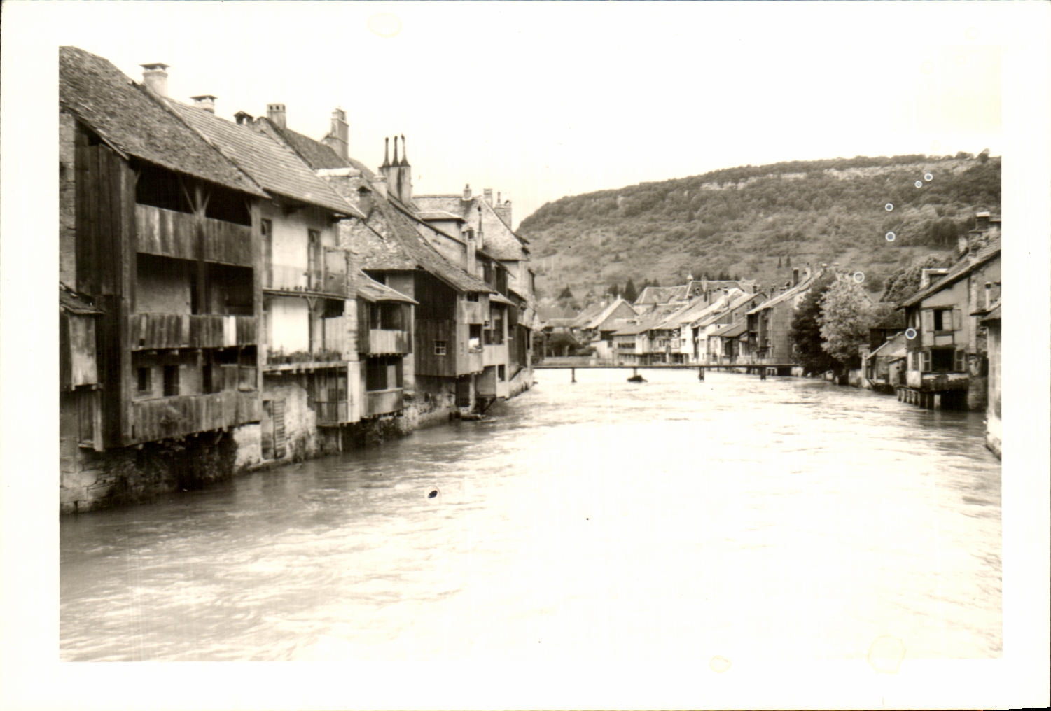 PHOTO Village at the edge of water