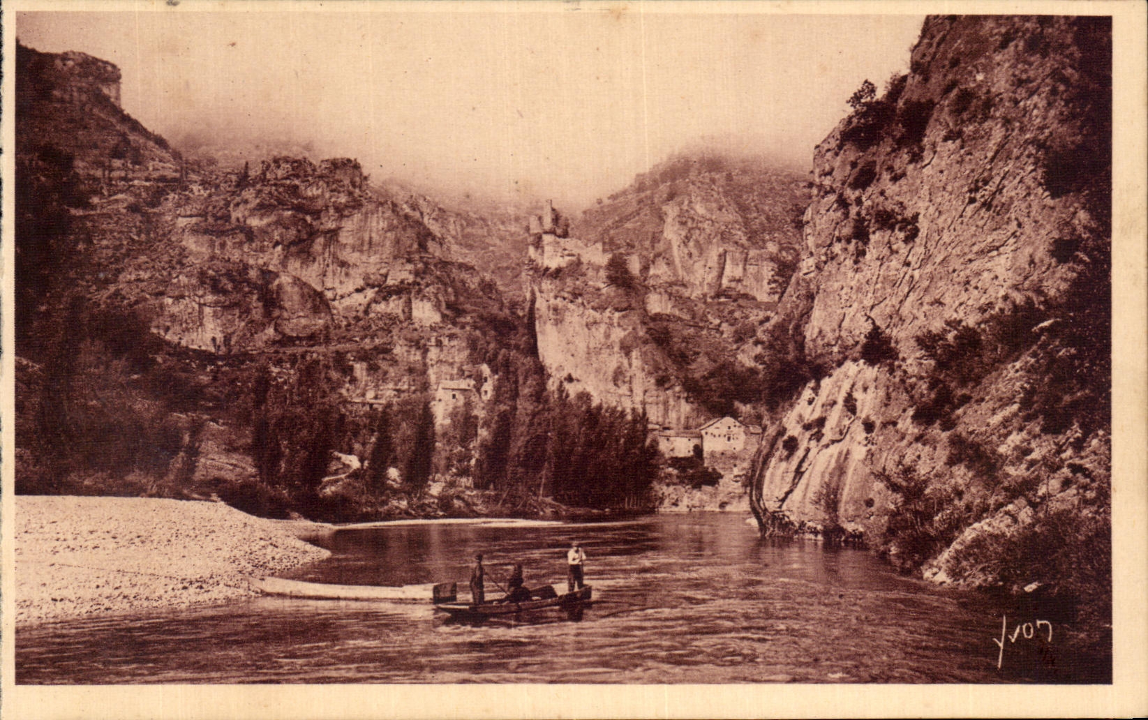 CPA Soft France Falls of the Tarn Castelbouc Tarn with the foot of the village and the old castle