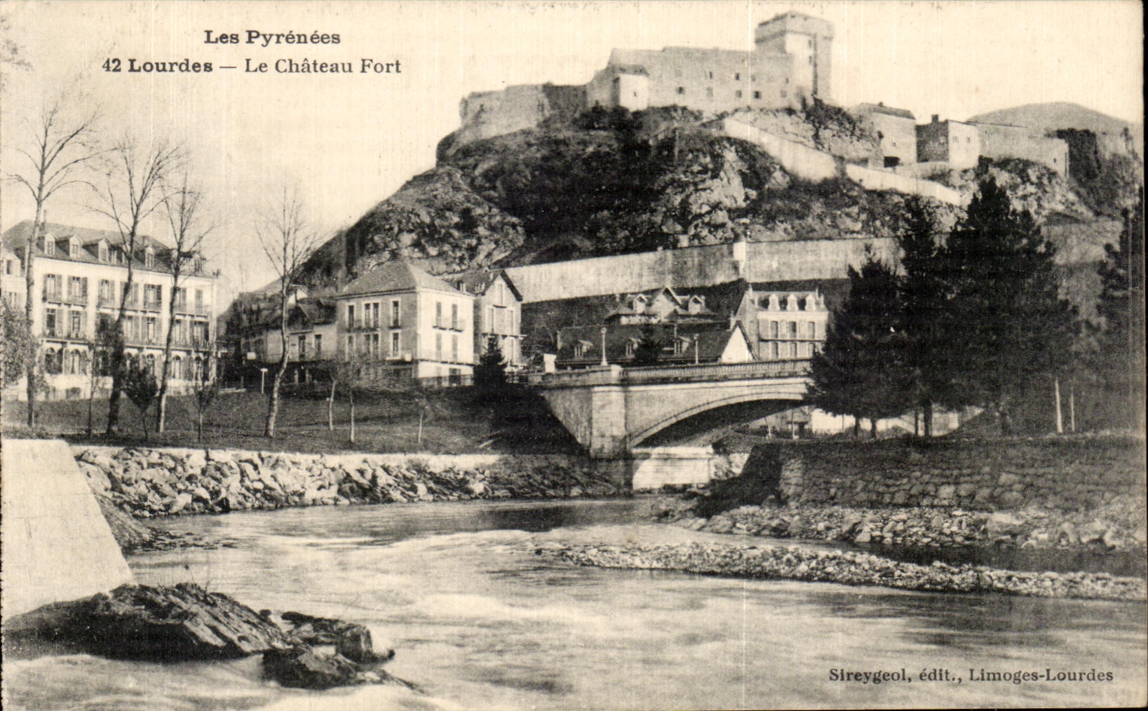 CPA Lourdes the Pyrenees the Castle Fort