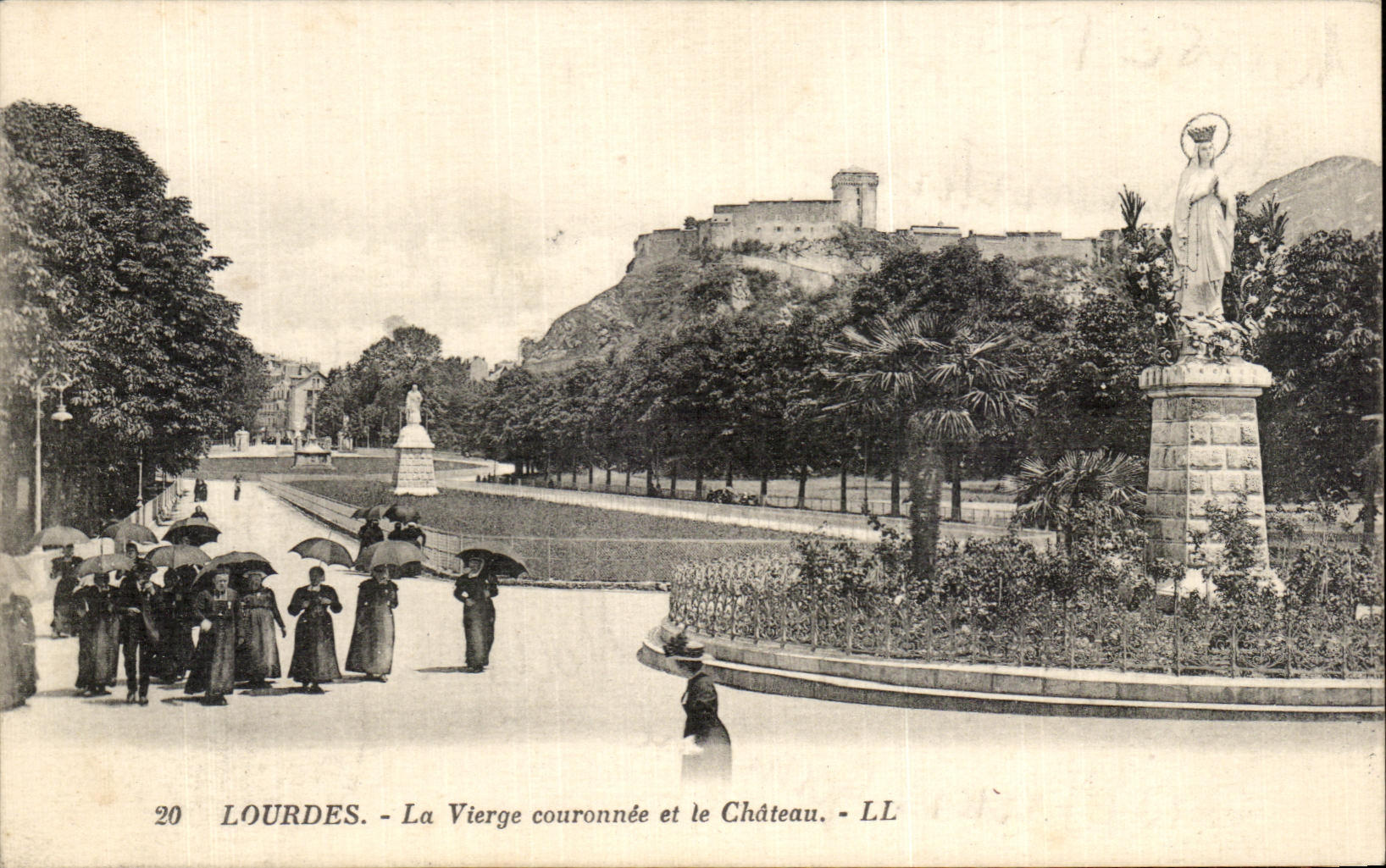CPA Lourdes the Virgin couronnee and the Castle