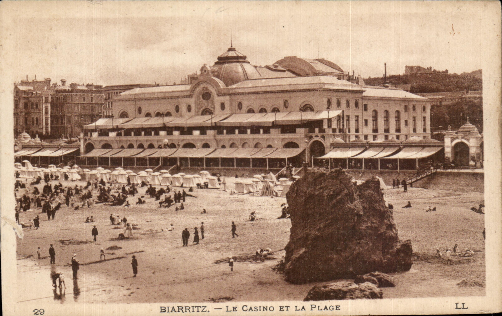 CPA Biarritz Le Casino Et La Plage