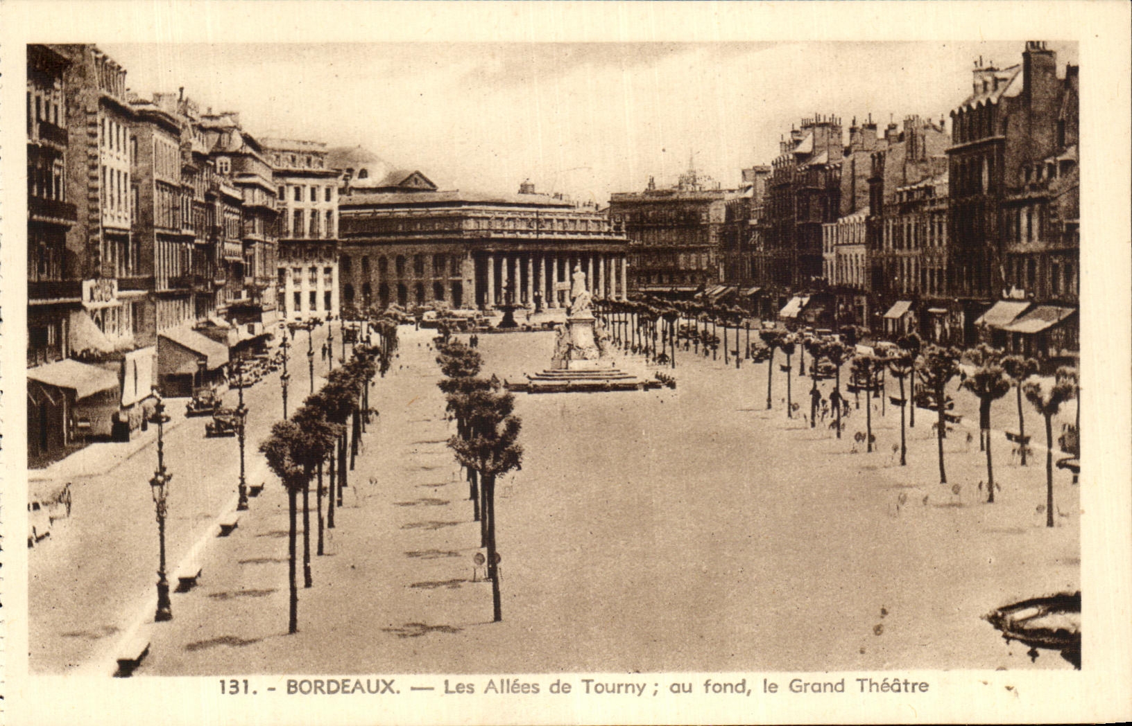 CPA Bordeaux Alleys of Tourny at the bottom the Large Theater