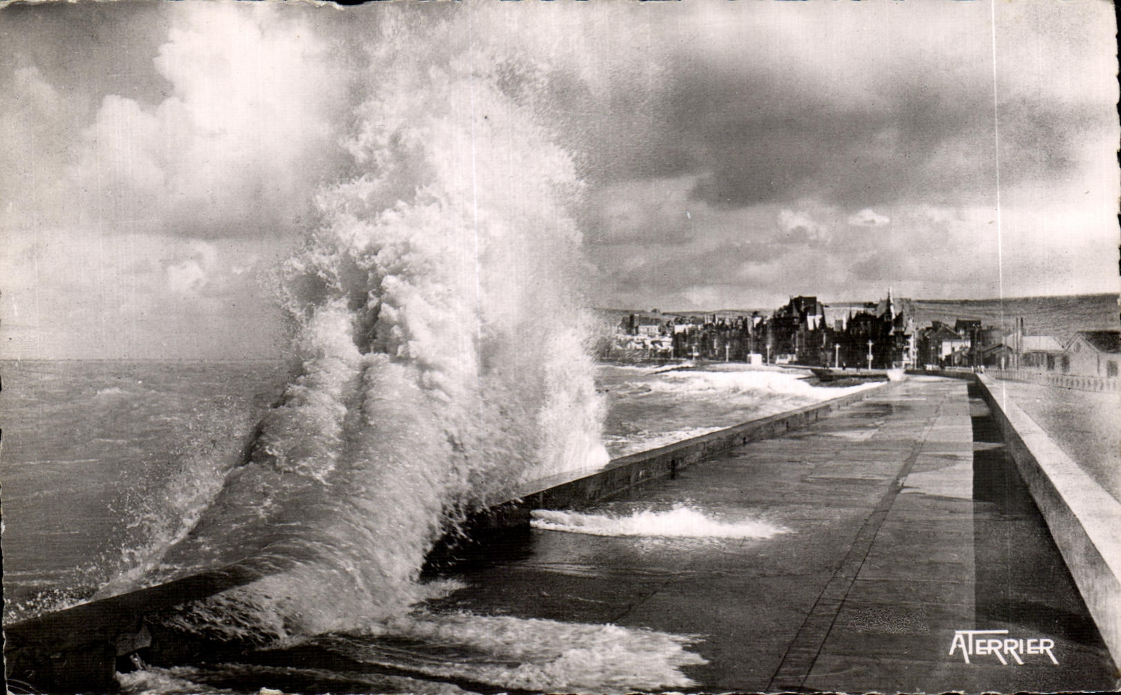 CPA Vague un jour de haute maree