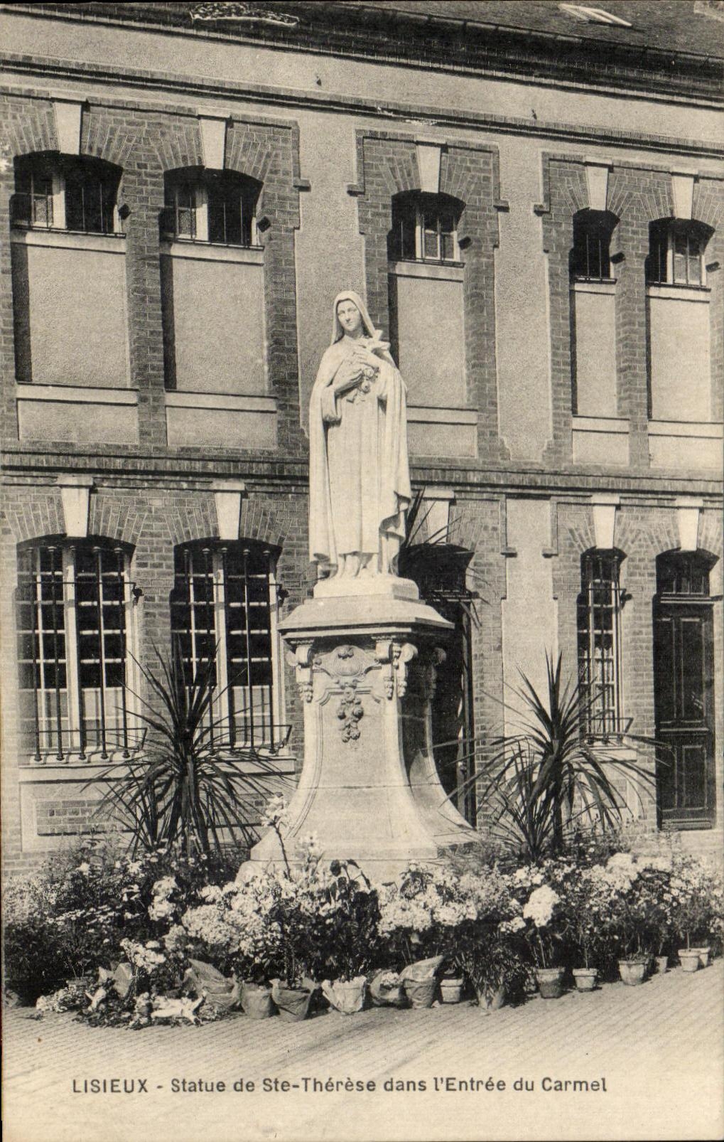 CPA Lisieux Statue of co Therese in Entrance of Carmel