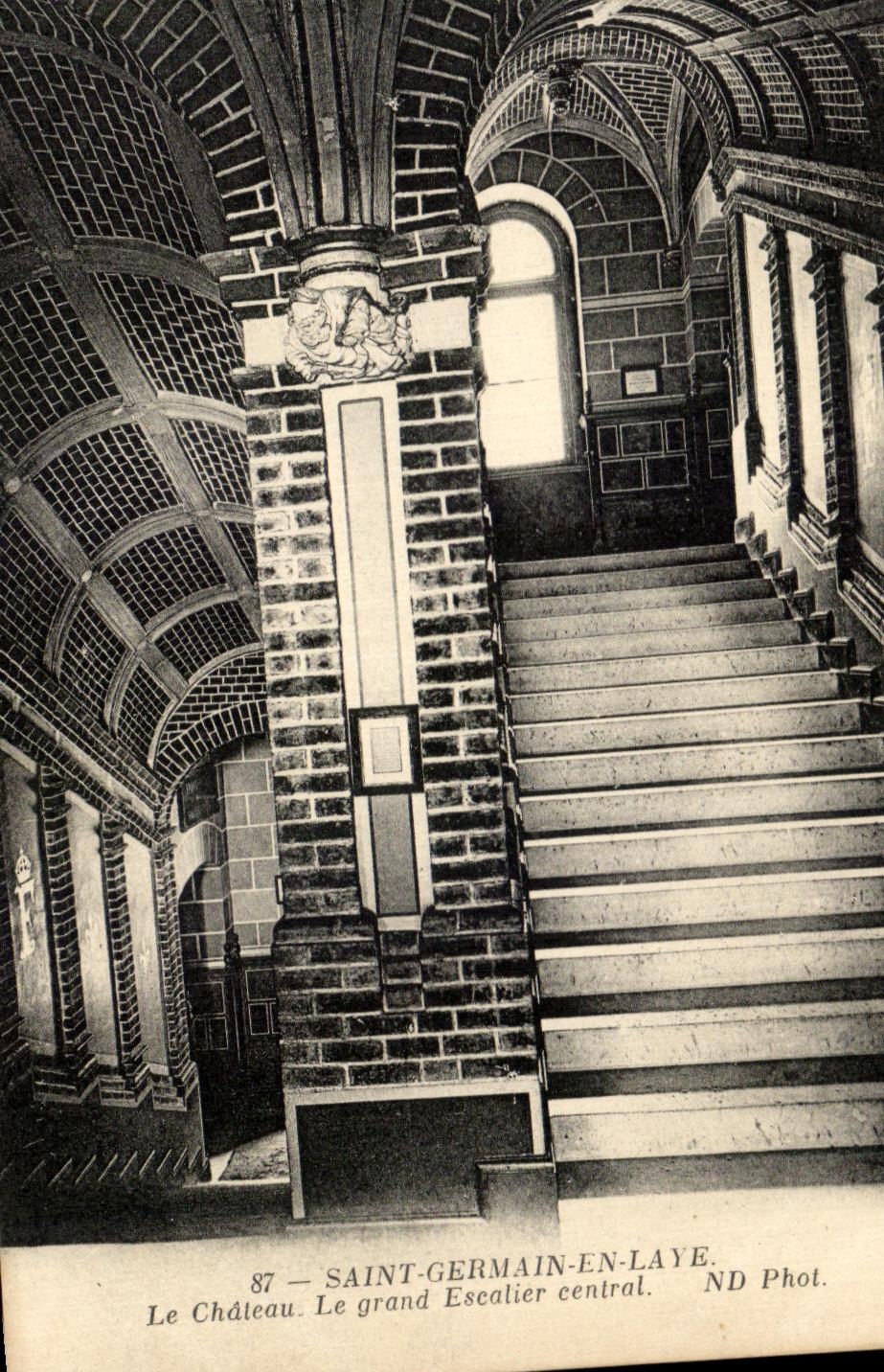 CPA Saint Germain En Laye Le Chateau Le Grand Escalier Central