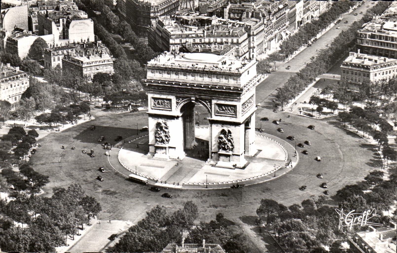 CPA Paris Vue Aerienne Place de l'Arc de Triomphe de l'Etoile a droite l'Avenue des Champs Elysees