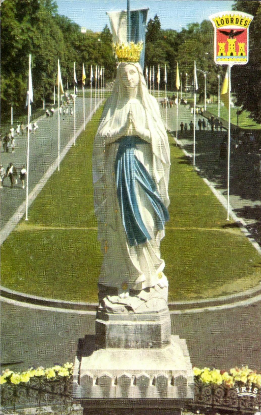 CPSM Lourdes the Couronnee Virgin