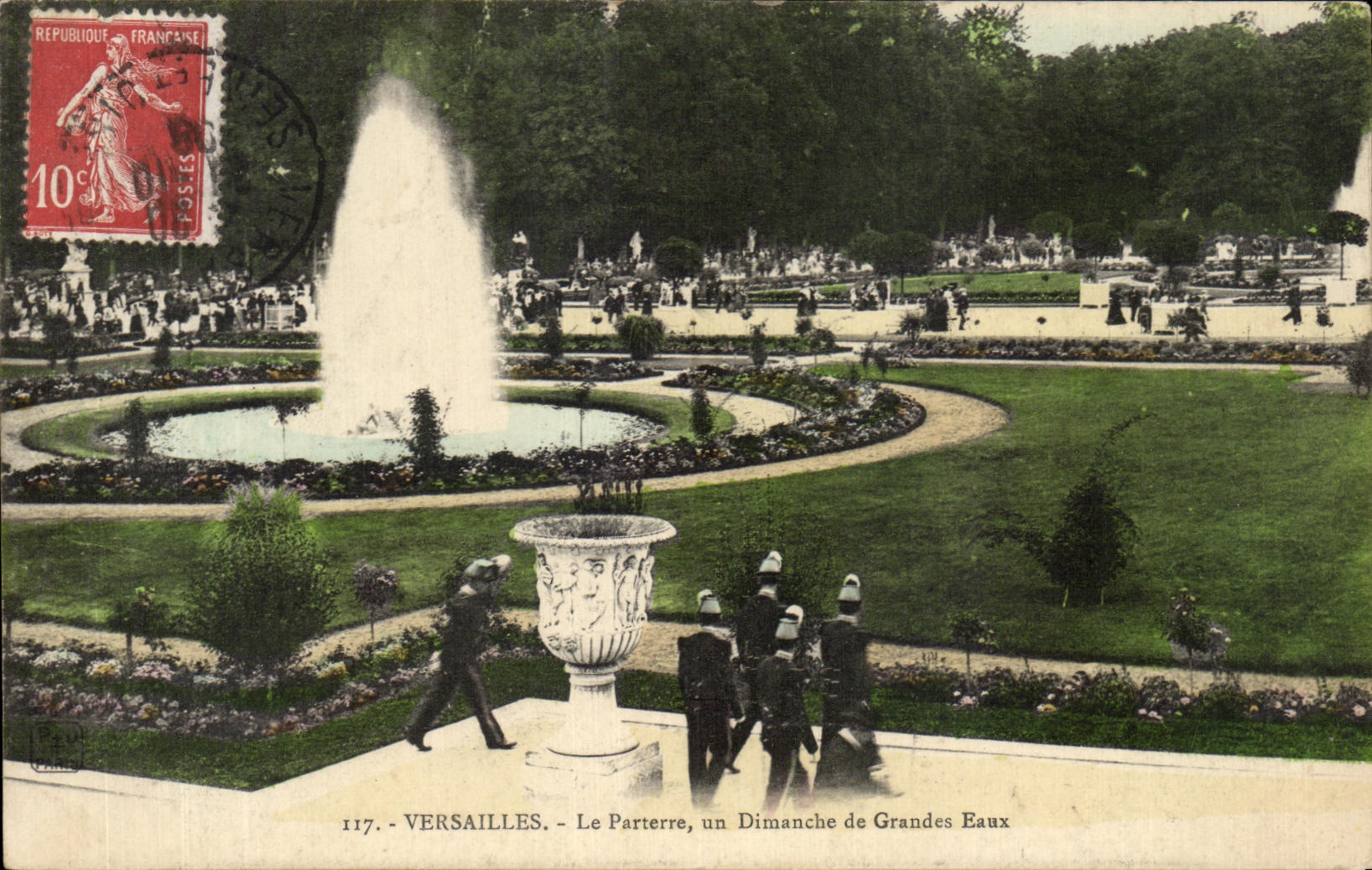 CPA Versailles Le Parterre Un Dimanche De Grandes Eaux Soldats Militaria 