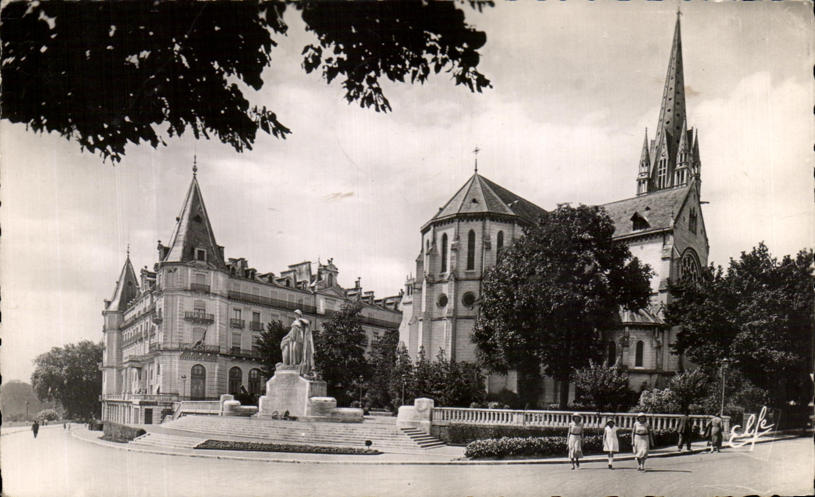 CPA Pau L'Eglise St Martin Boulevard des Pyrenees et le Grand Hotel Gassion