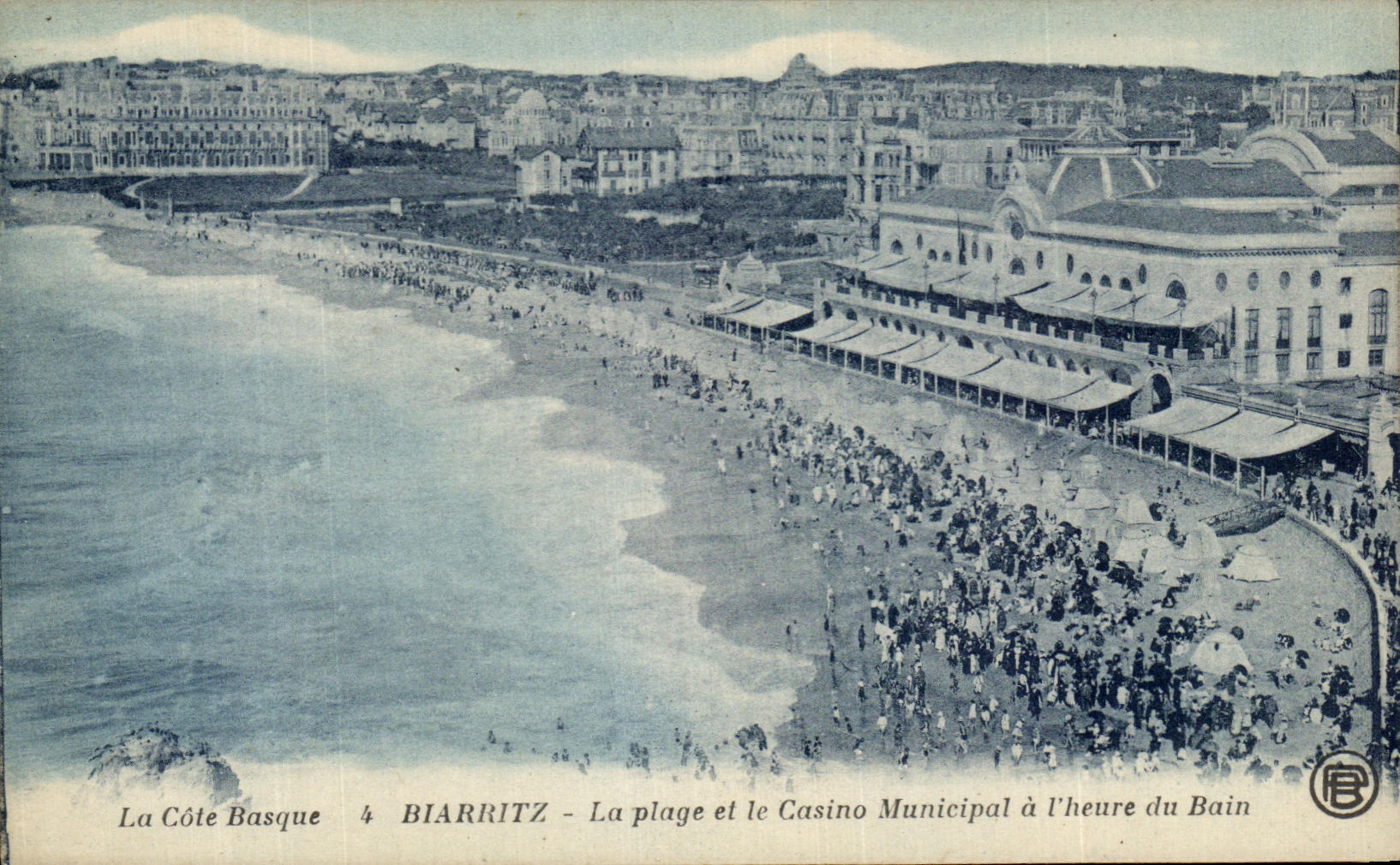 CPA La Cote Basque Biarritz La Plage et Le Casino Municipal a L'heure Du Bain