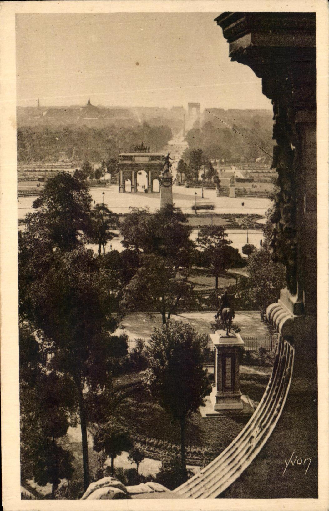 CPA While Strolling View on the Garden of Tileries and I' Arc de Triomphe of I' Etoile Paris