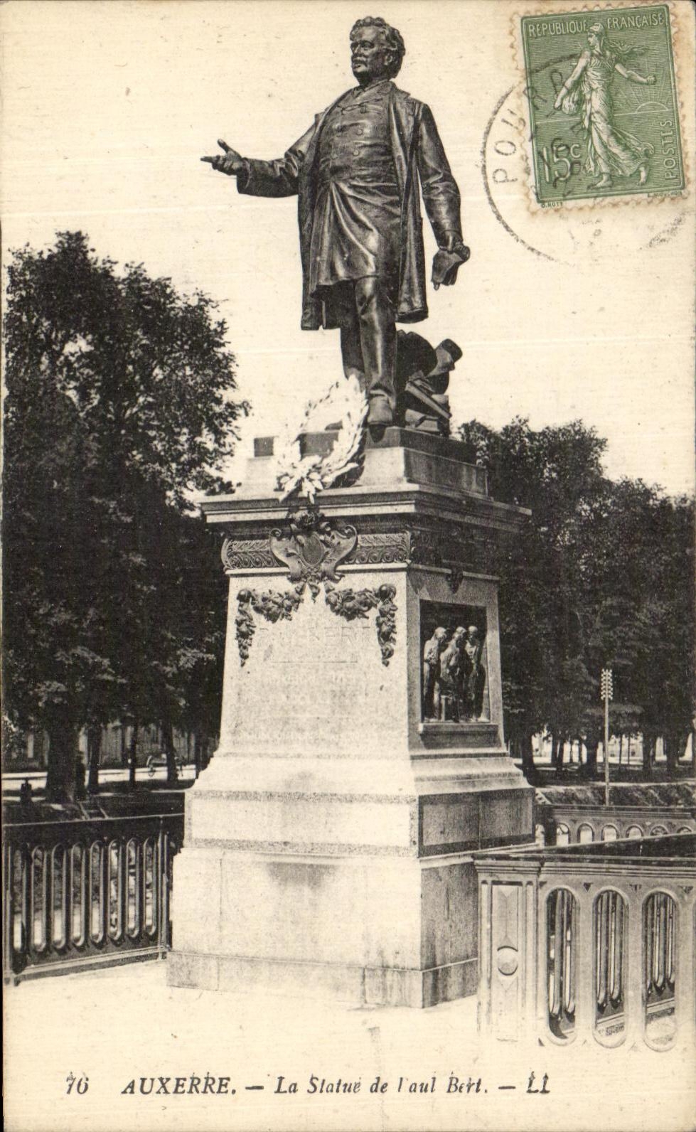 Estatua de CPA Auxerre de Paul Bert